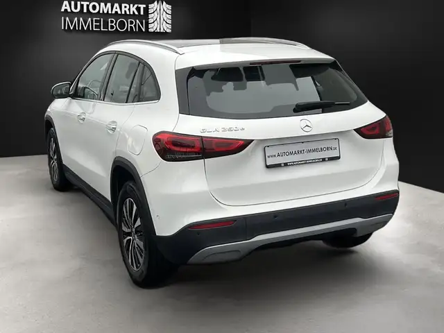 Mercedes-Benz GLA view 6