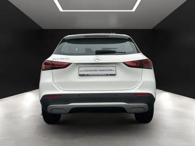 Mercedes-Benz GLA view 10