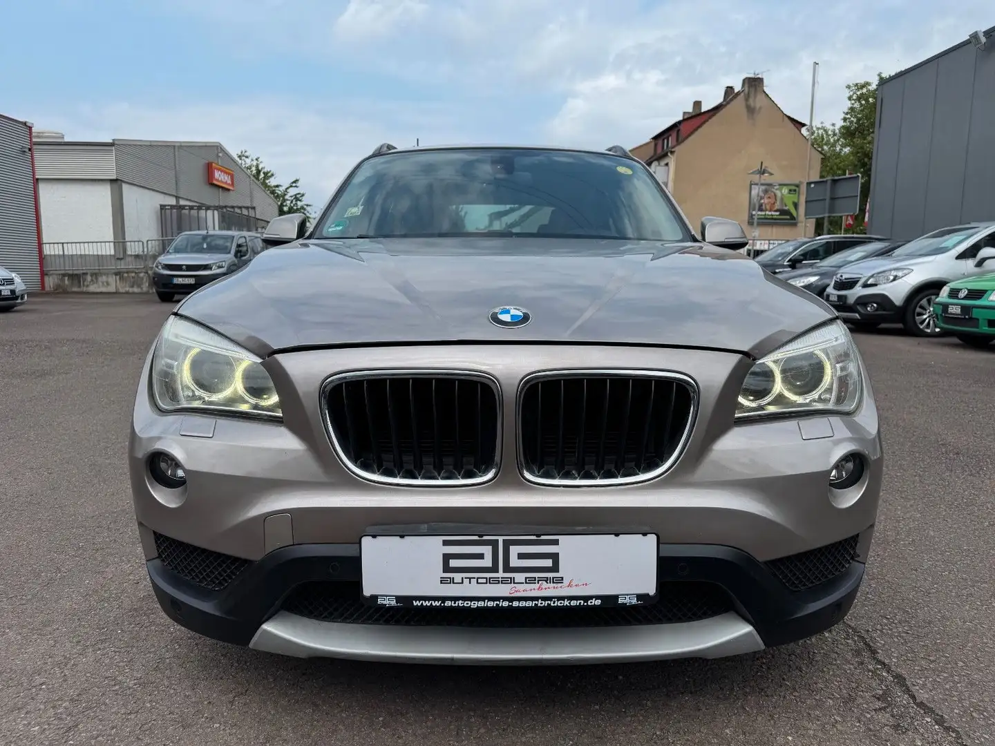 BMW X1 xDrive 20d *Navi/Bi-Xenon/AHK/17"Alus* Plateado - 2