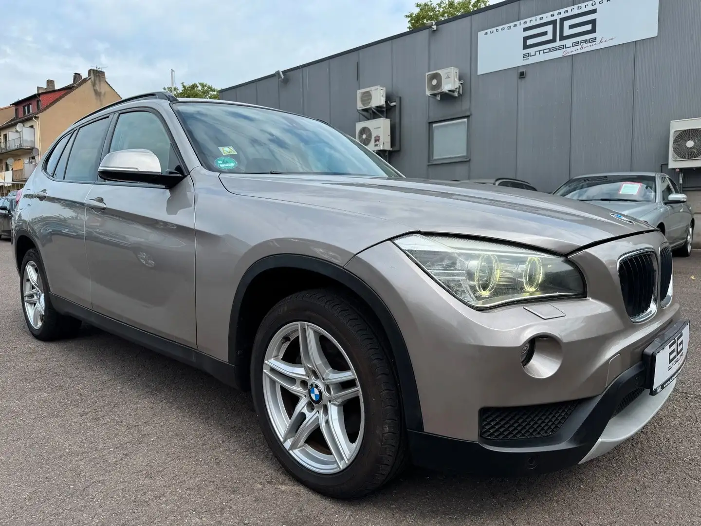 BMW X1 xDrive 20d *Navi/Bi-Xenon/AHK/17"Alus* Plateado - 1