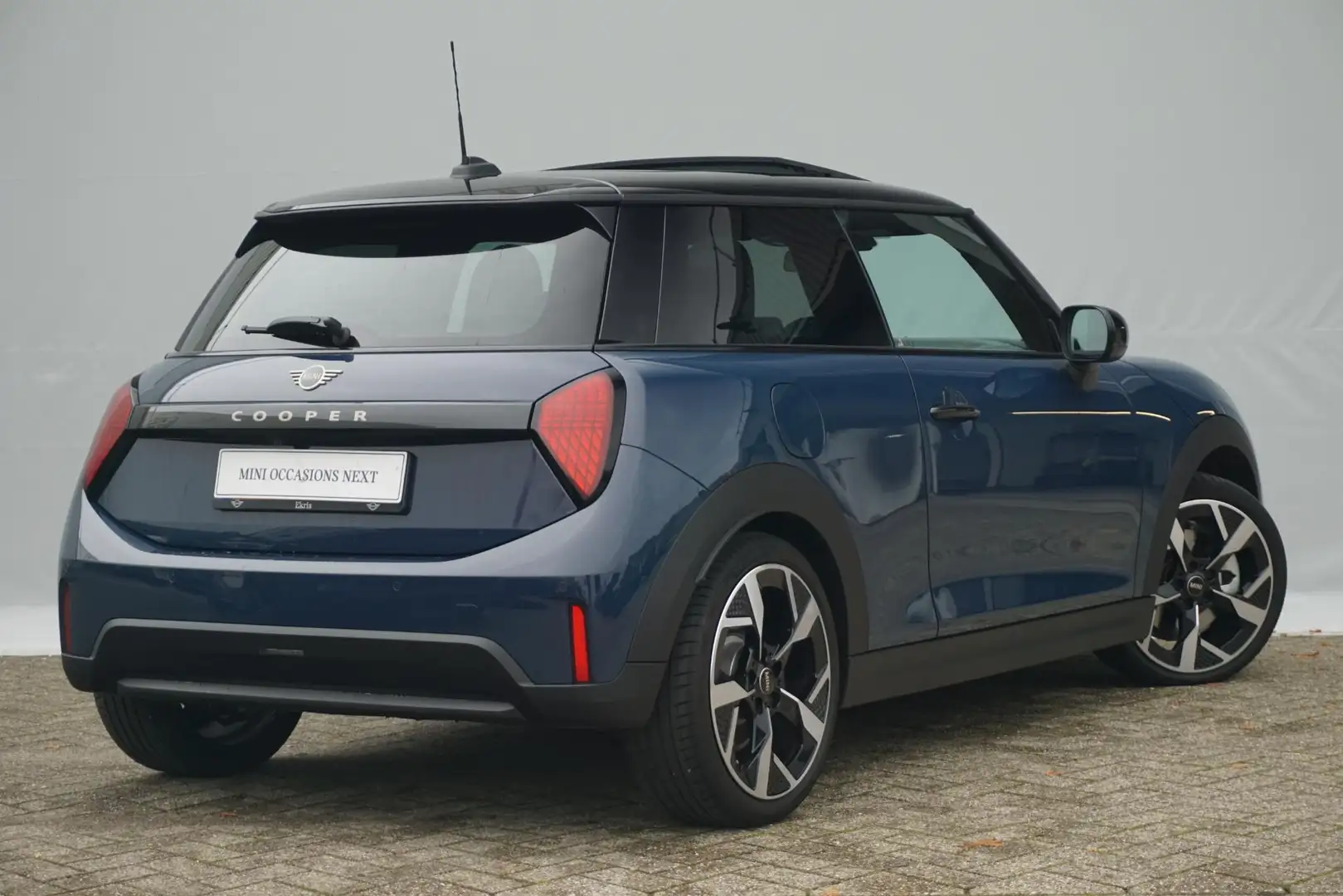 MINI Cooper C 3-Deurs / Favoured Uitvoering / Pakket M / 18'' LM Bleu - 2