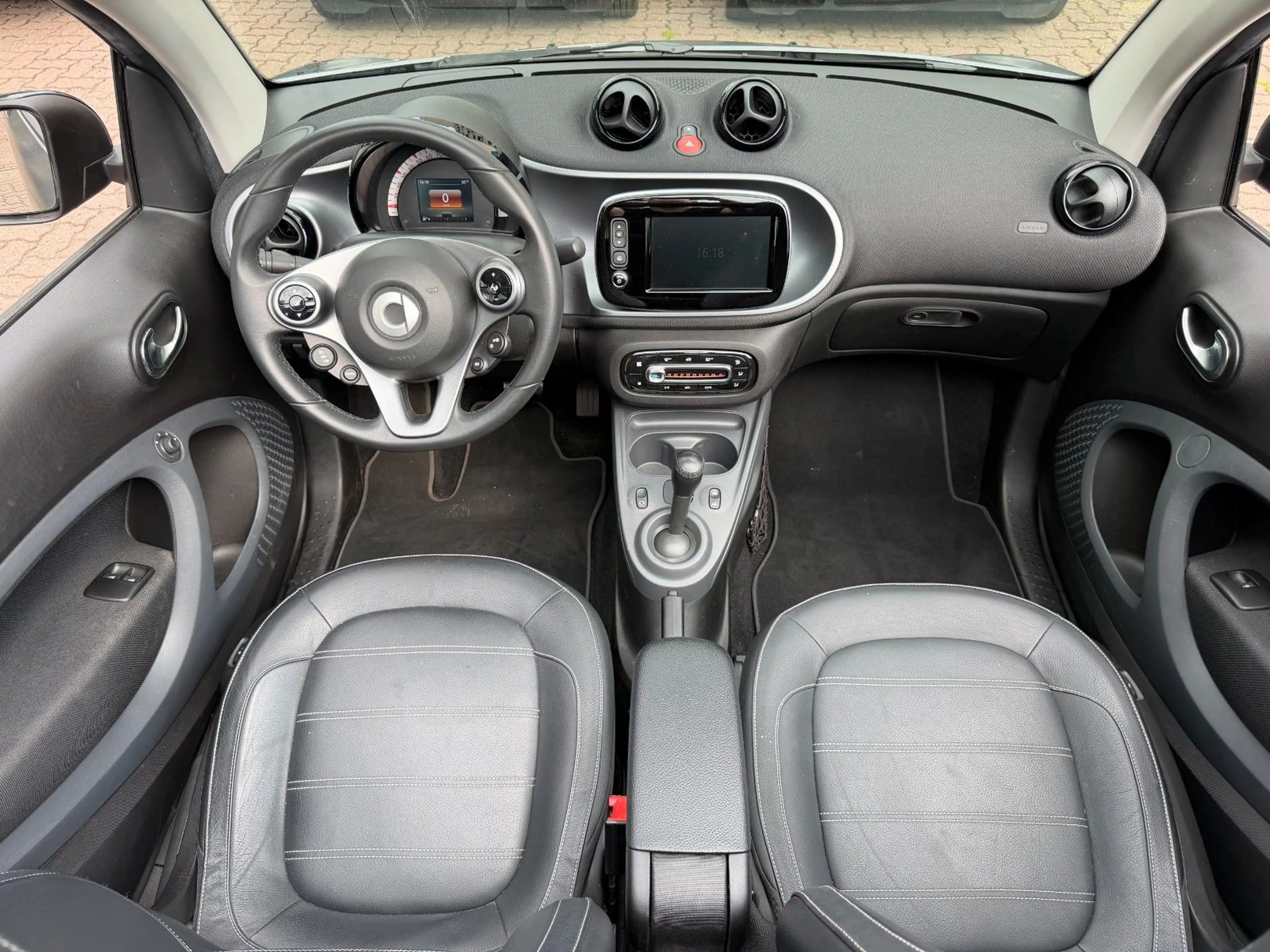smart forTwo fortwo 66kW DCT PRIME*PANO*LEDER*NAVI*SHZ*KAM — photo 2