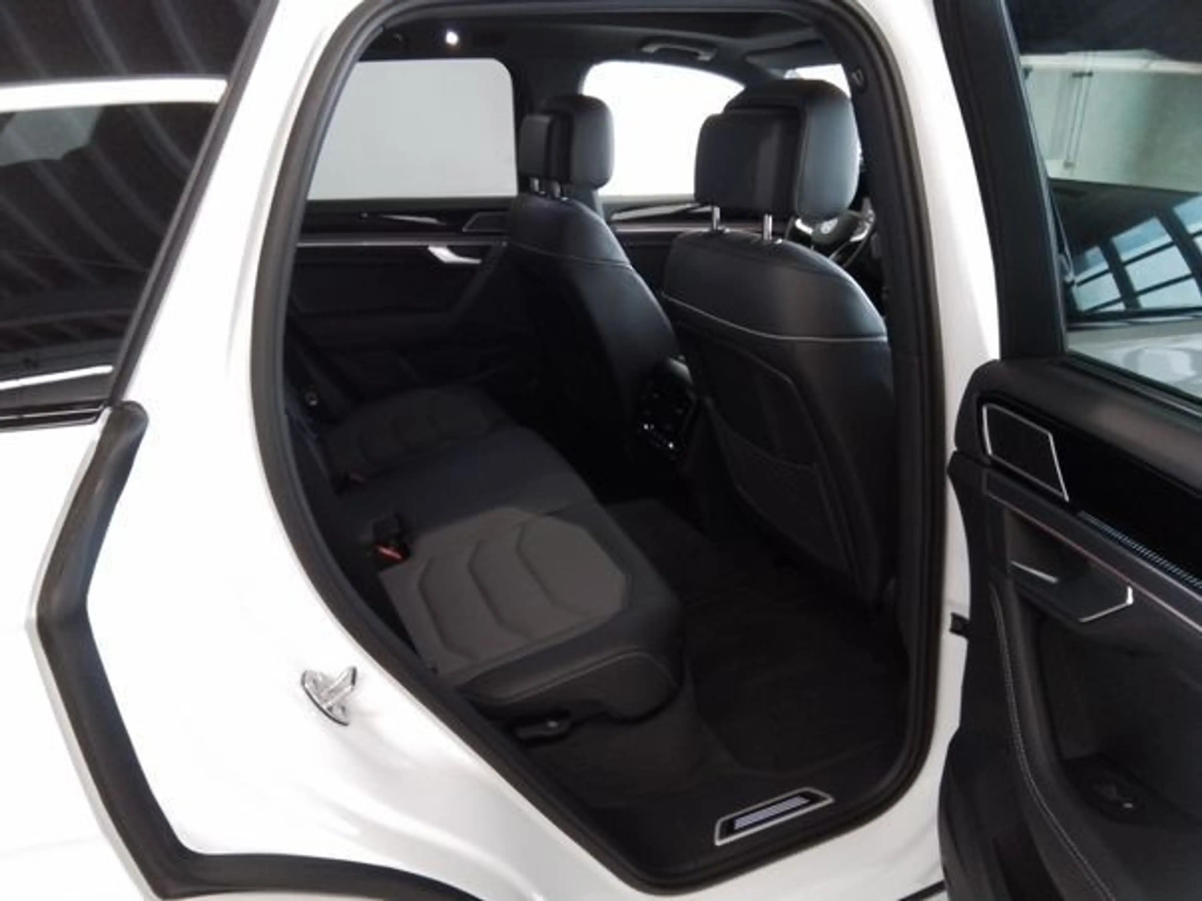 Volkswagen Touareg R-LINE 3.0TDI 286PS NP.125T ACC.5J-G.AHK.STHZG.ARE — photo 8