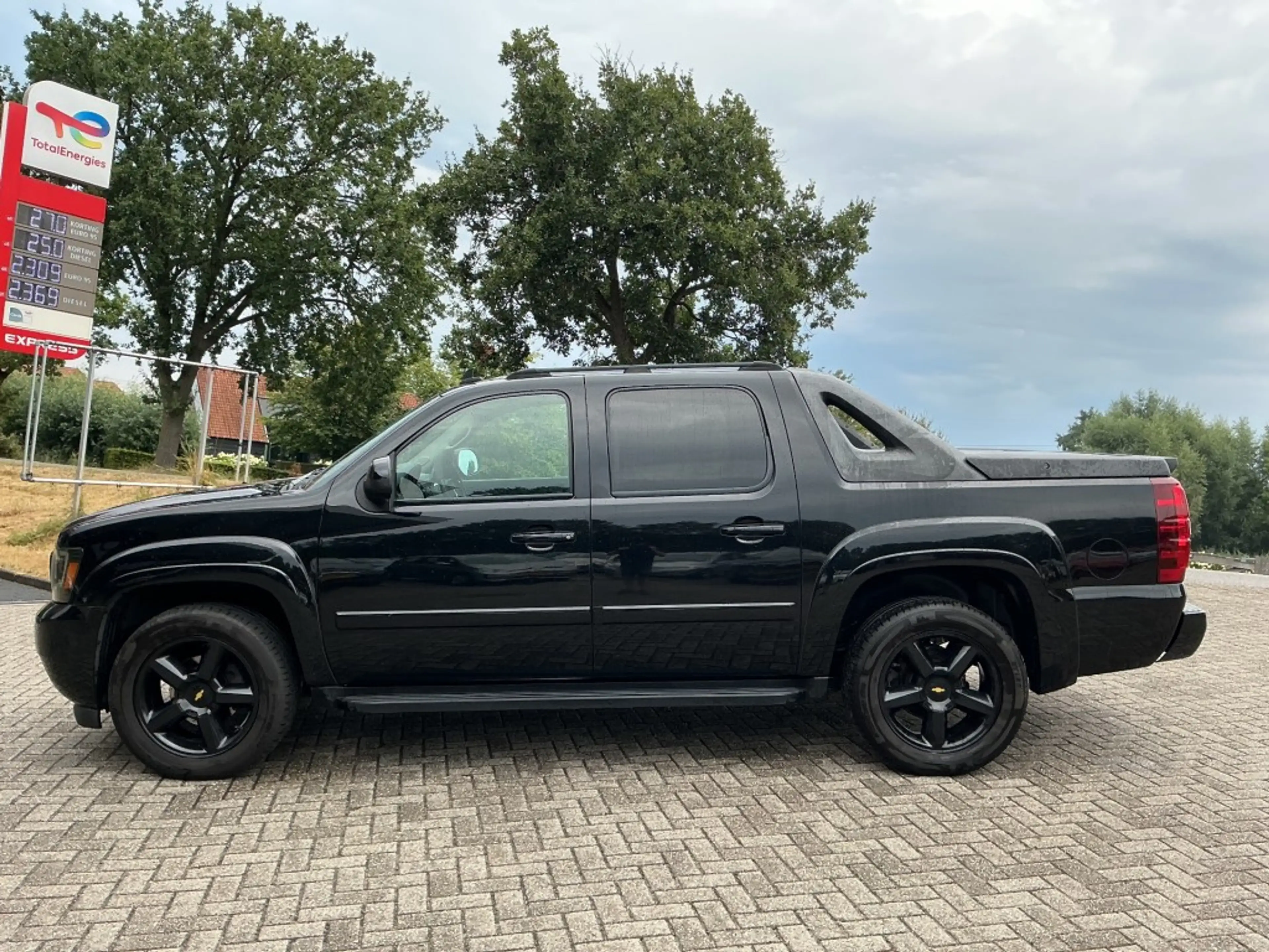Chevrolet Avalanche - — photo 10