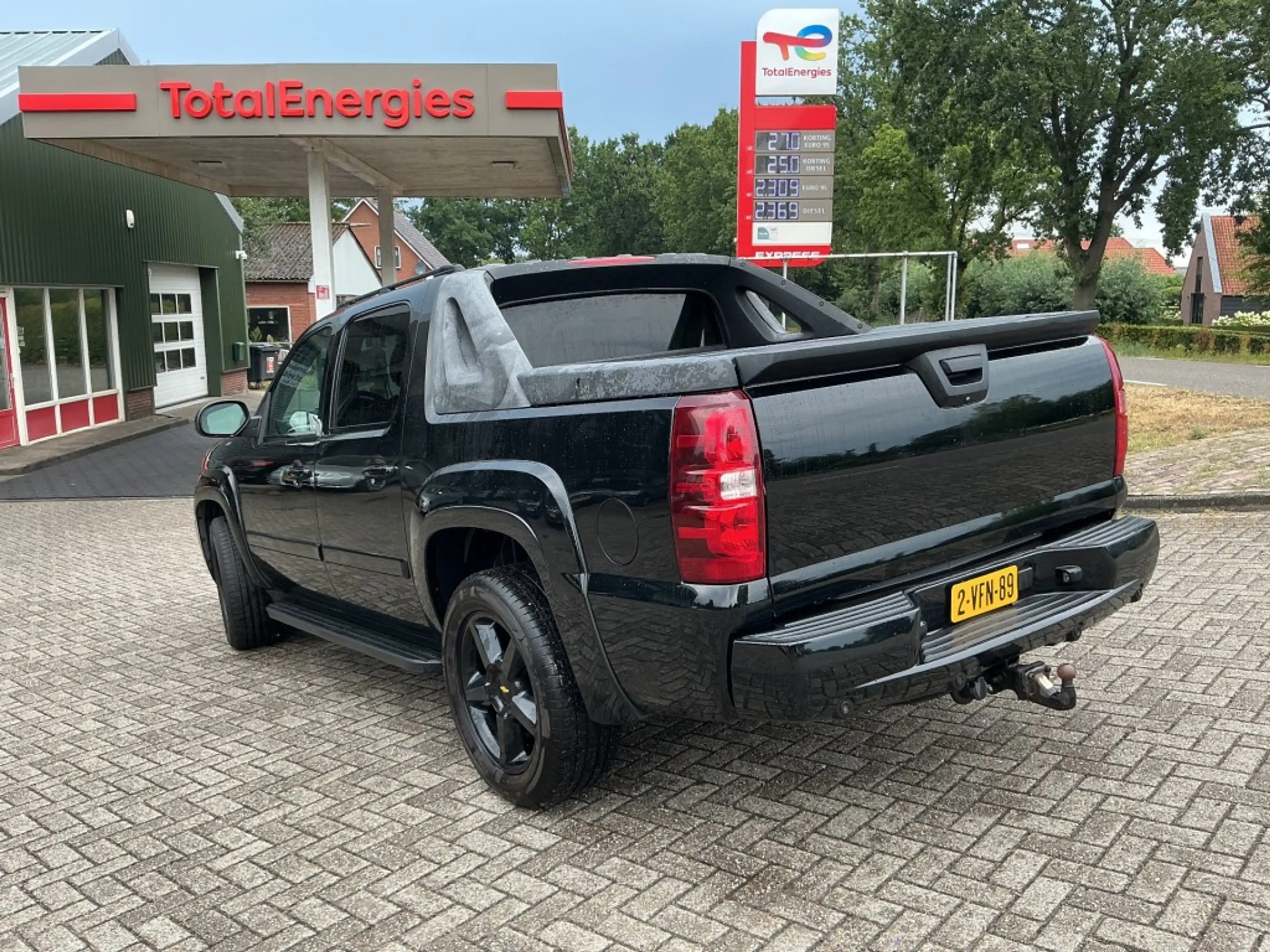 Chevrolet Avalanche - — photo 4