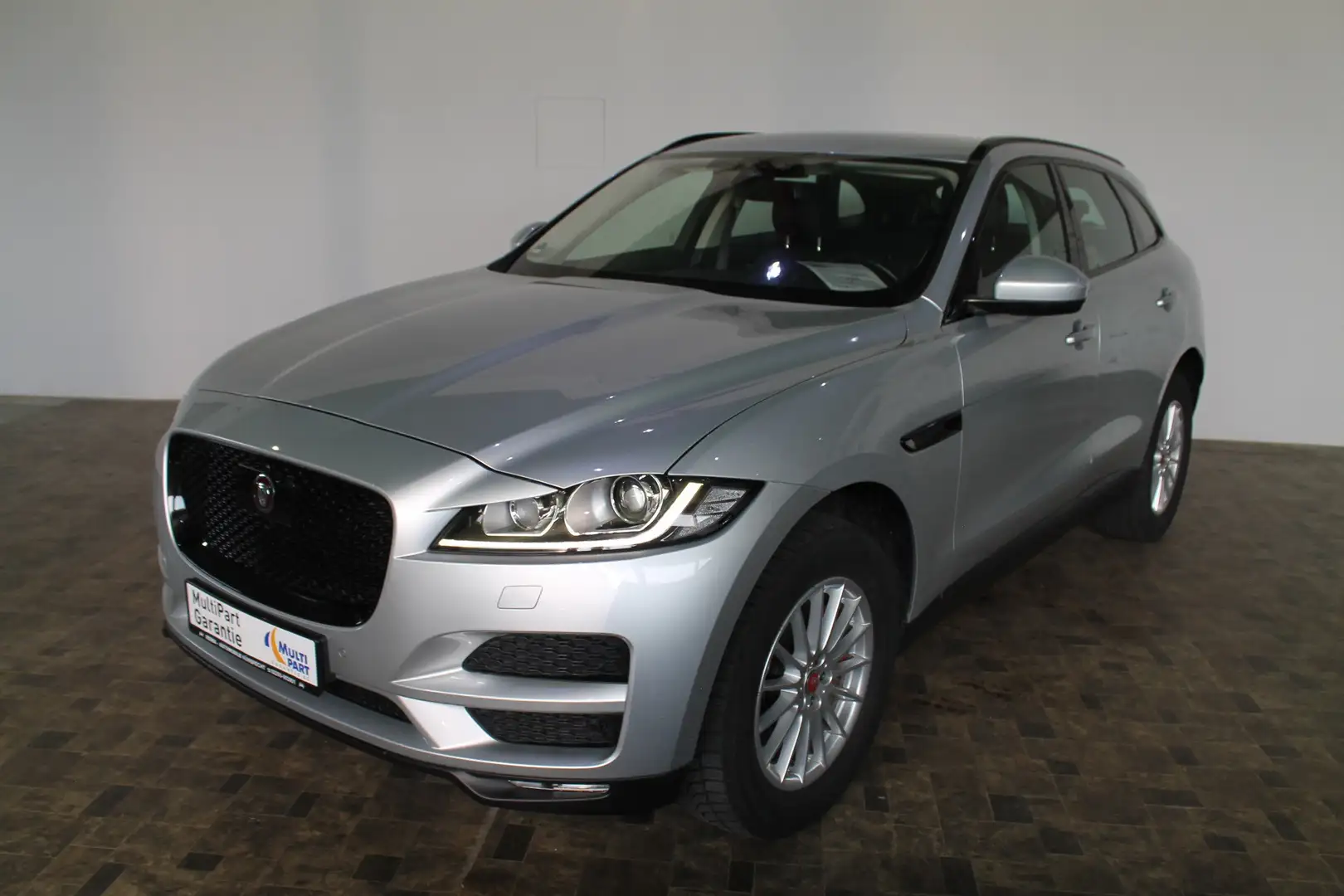 Jaguar F-Pace 2,0 D AWD Portfolio, ACC, Meridian, AHK, Leder Silber - 2