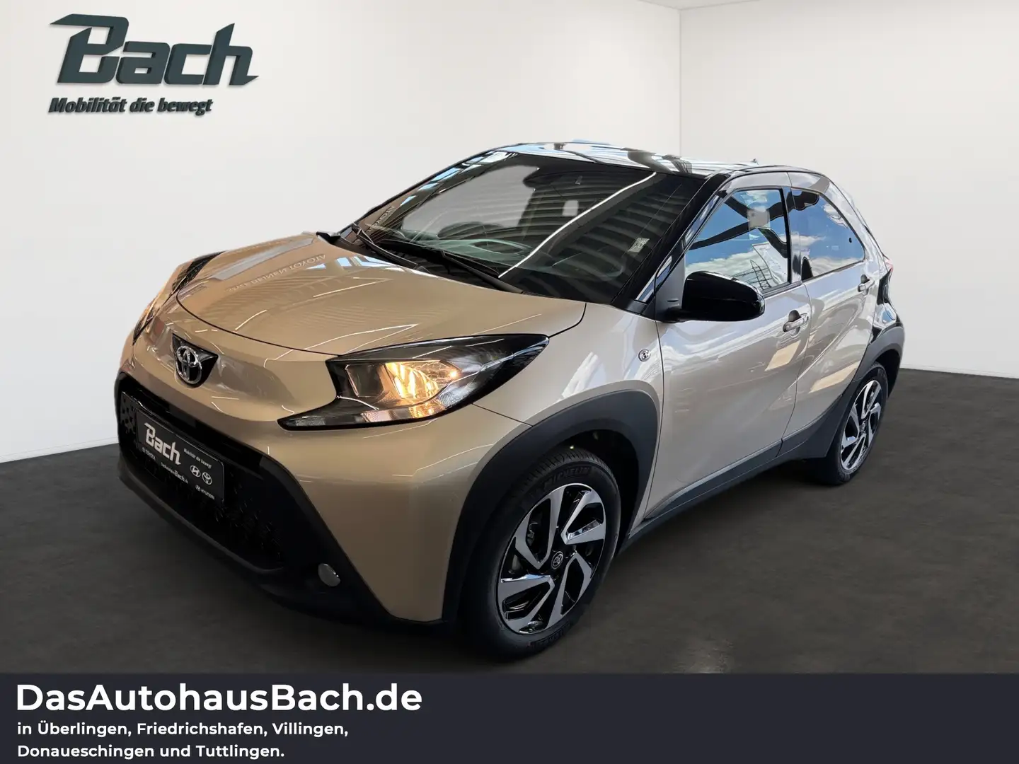 Toyota Aygo X 1.0 l Teamplayer 5 M/T Beige - 1