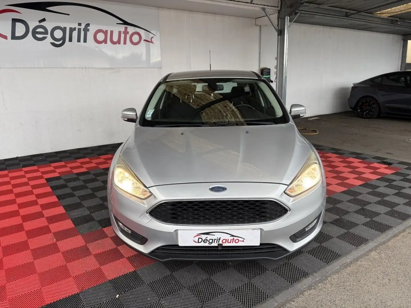 Ford Focus 1.5 TDCi 120 SetS Business Nav Gris - 2