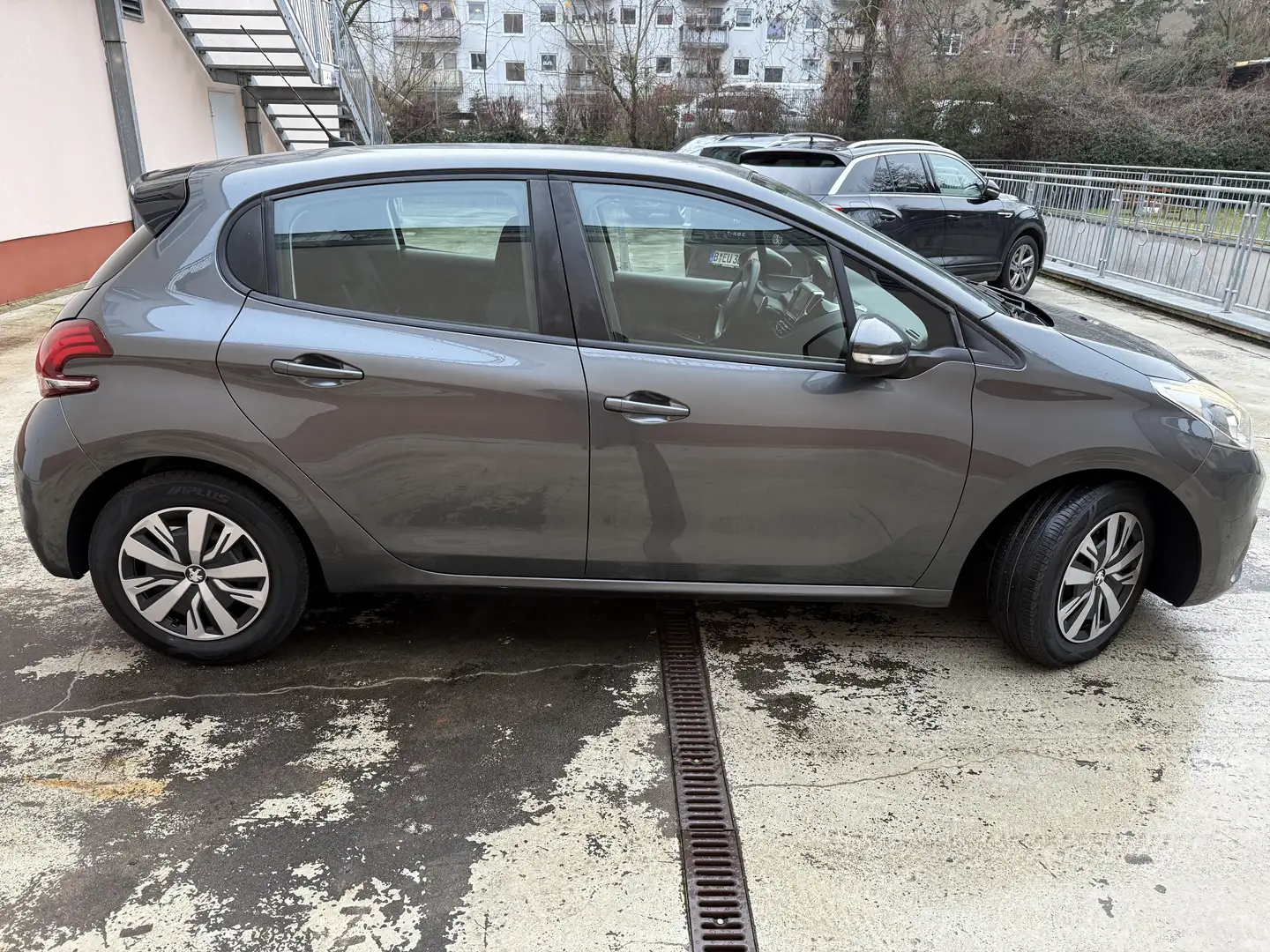 Peugeot 208 PureTech 82 ETG5 S&S 5trg. mit Klima/Navi/PDC/ESP/ Grau - 2