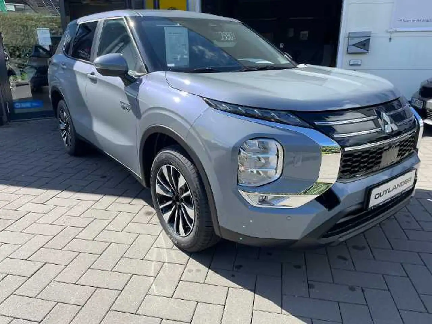 Mitsubishi Outlander 2.4L PHEV PLUS Grau - 2