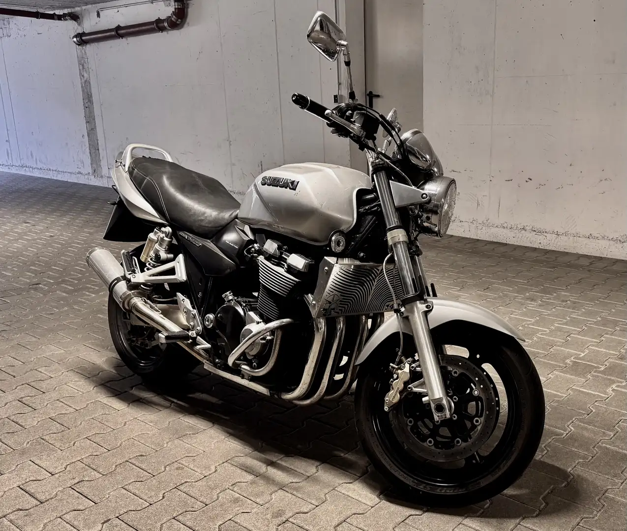 Suzuki GSX 1400 Silver - 2