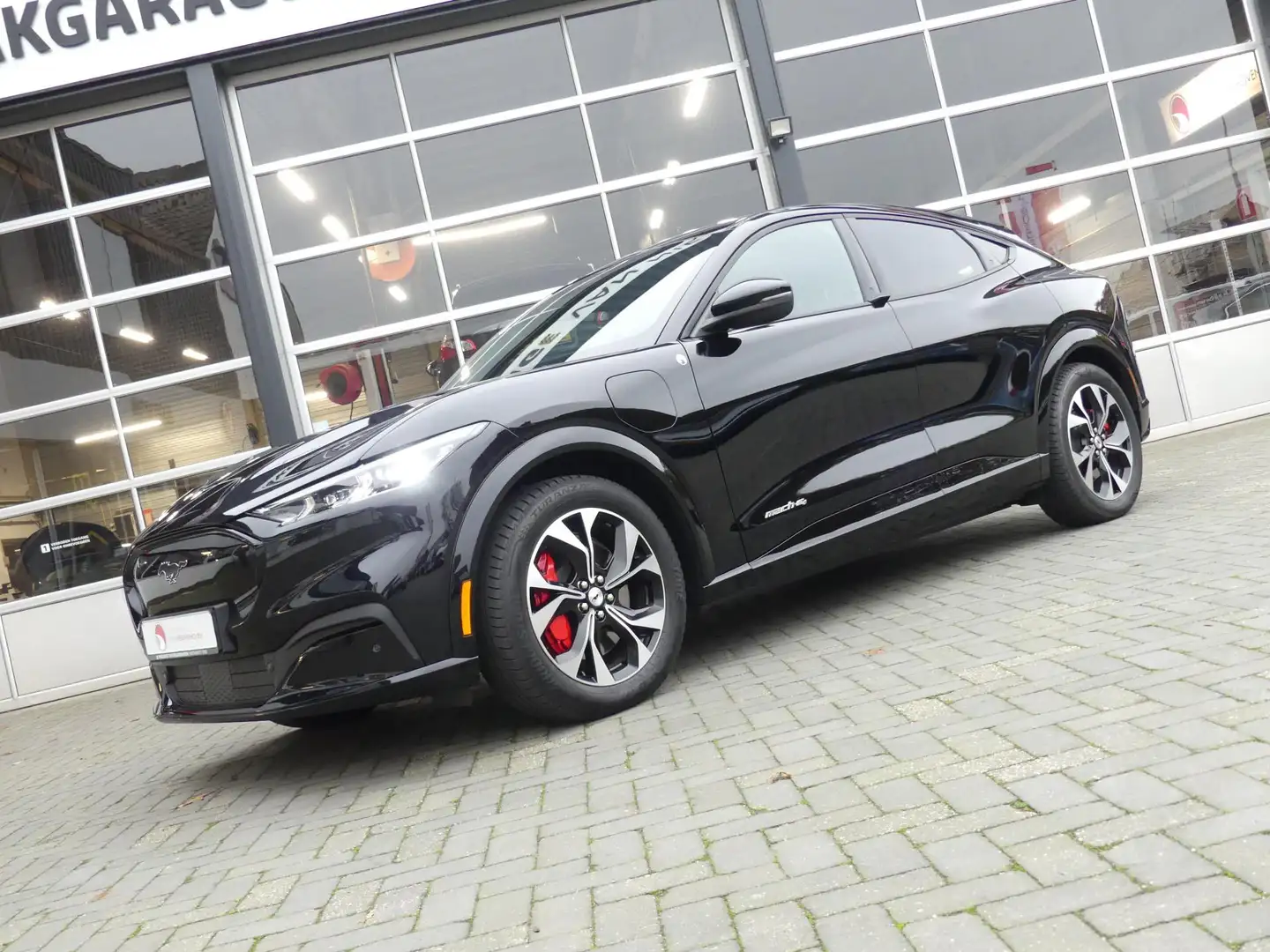 Ford Mustang Mach-E AWD €. 27.231,- excl. btw *t/m 10de bouwjaar garan Zwart - 2