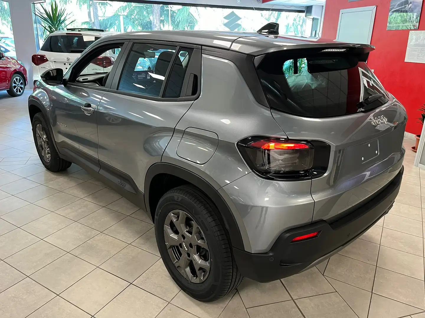 Jeep Avenger 1.2 100cv Longitude OFFERTISSIMA 21.500€ Grau - 2