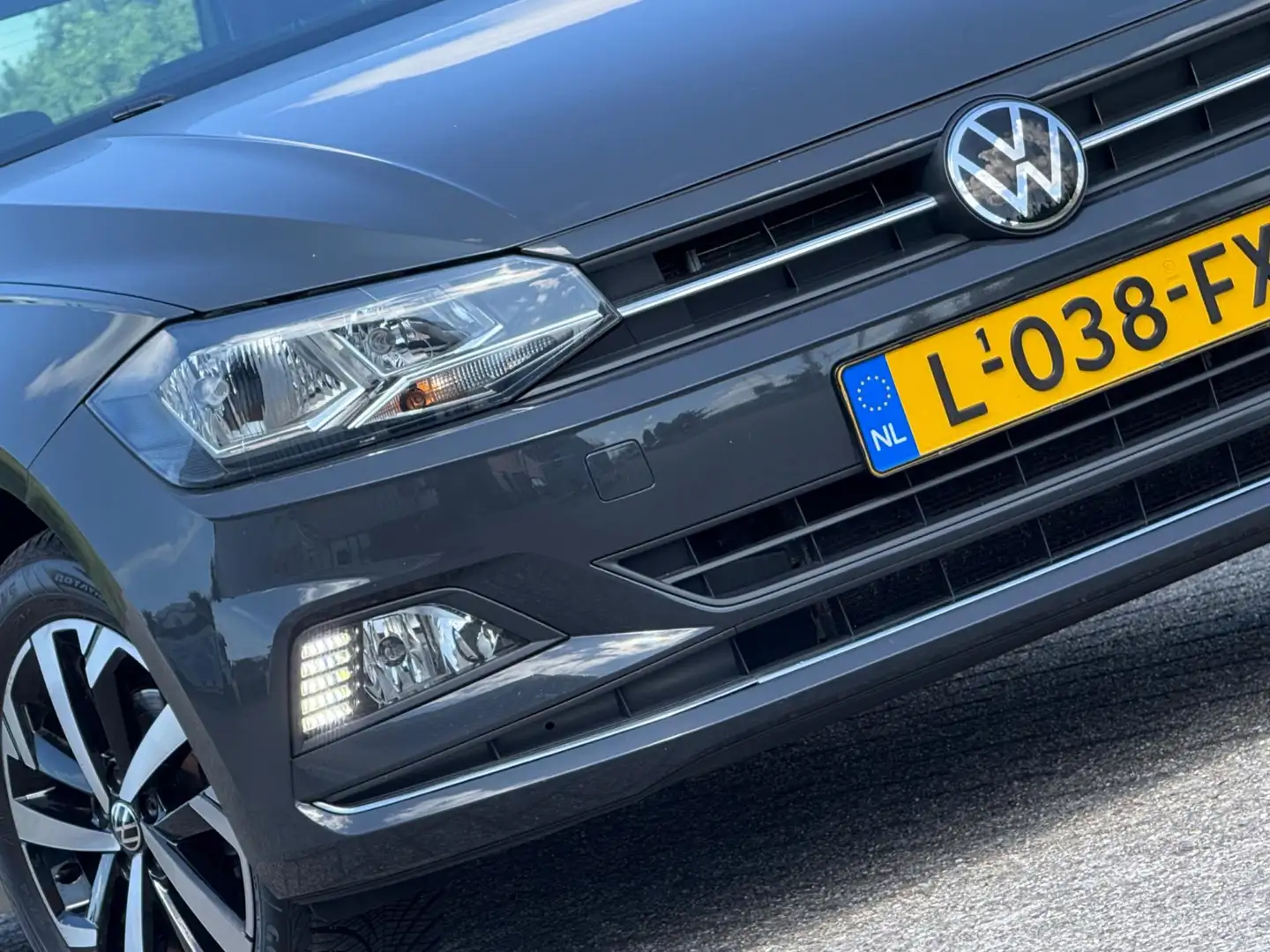 Volkswagen Polo 1.0 TSI Highline Executive Automaat - Urano Grau - Grijs - 2
