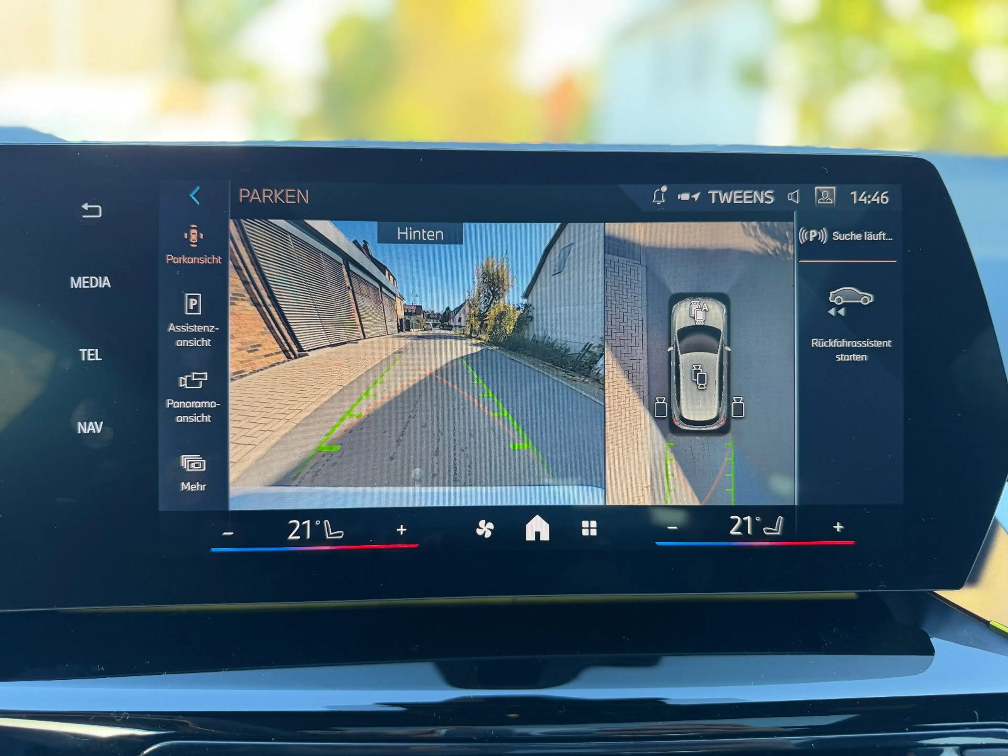 BMW 220 220d ATourer M Sport Pano AHK HUD H/K Massage — photo 22