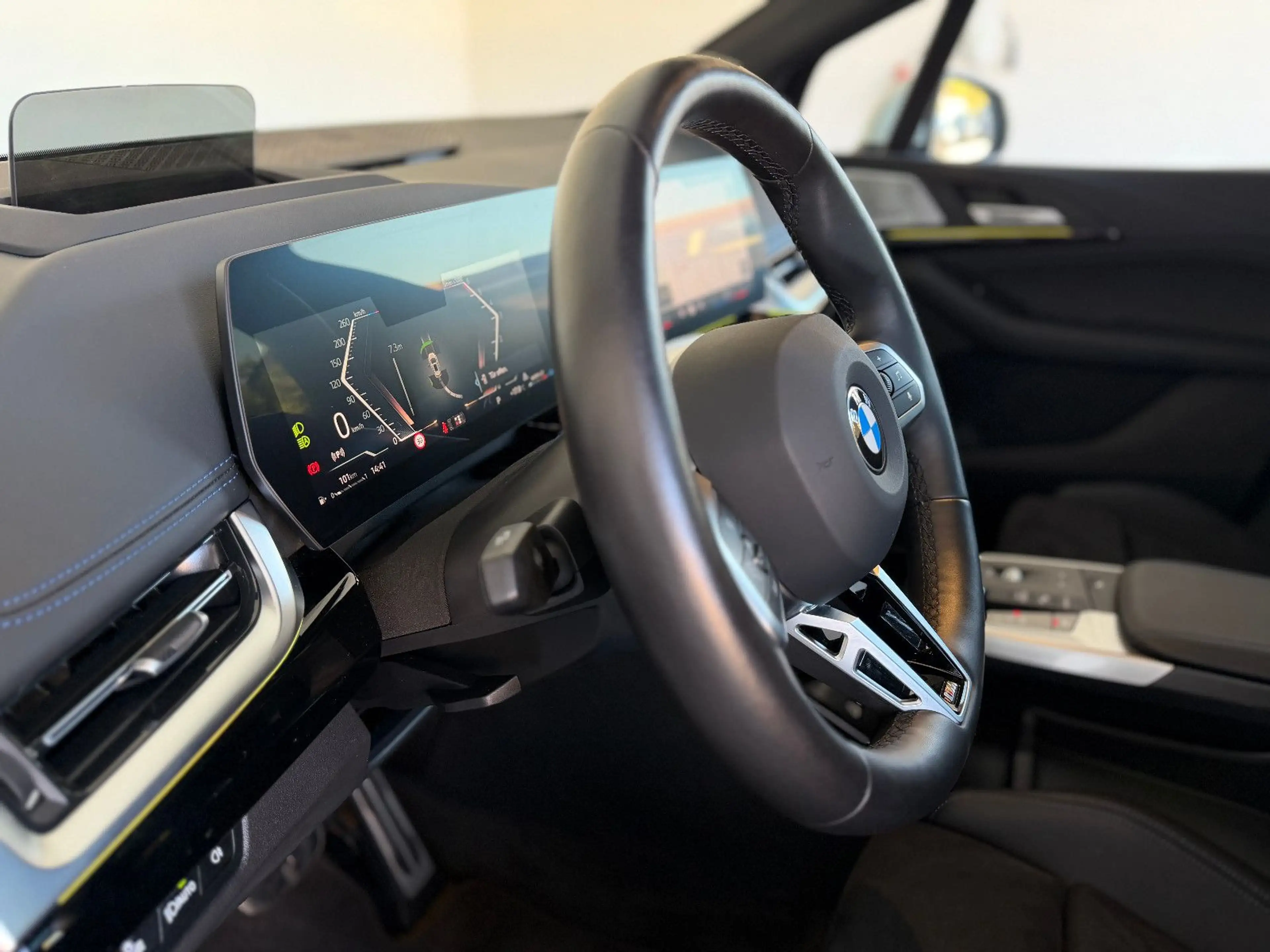BMW 220 220d ATourer M Sport Pano AHK HUD H/K Massage — photo 17
