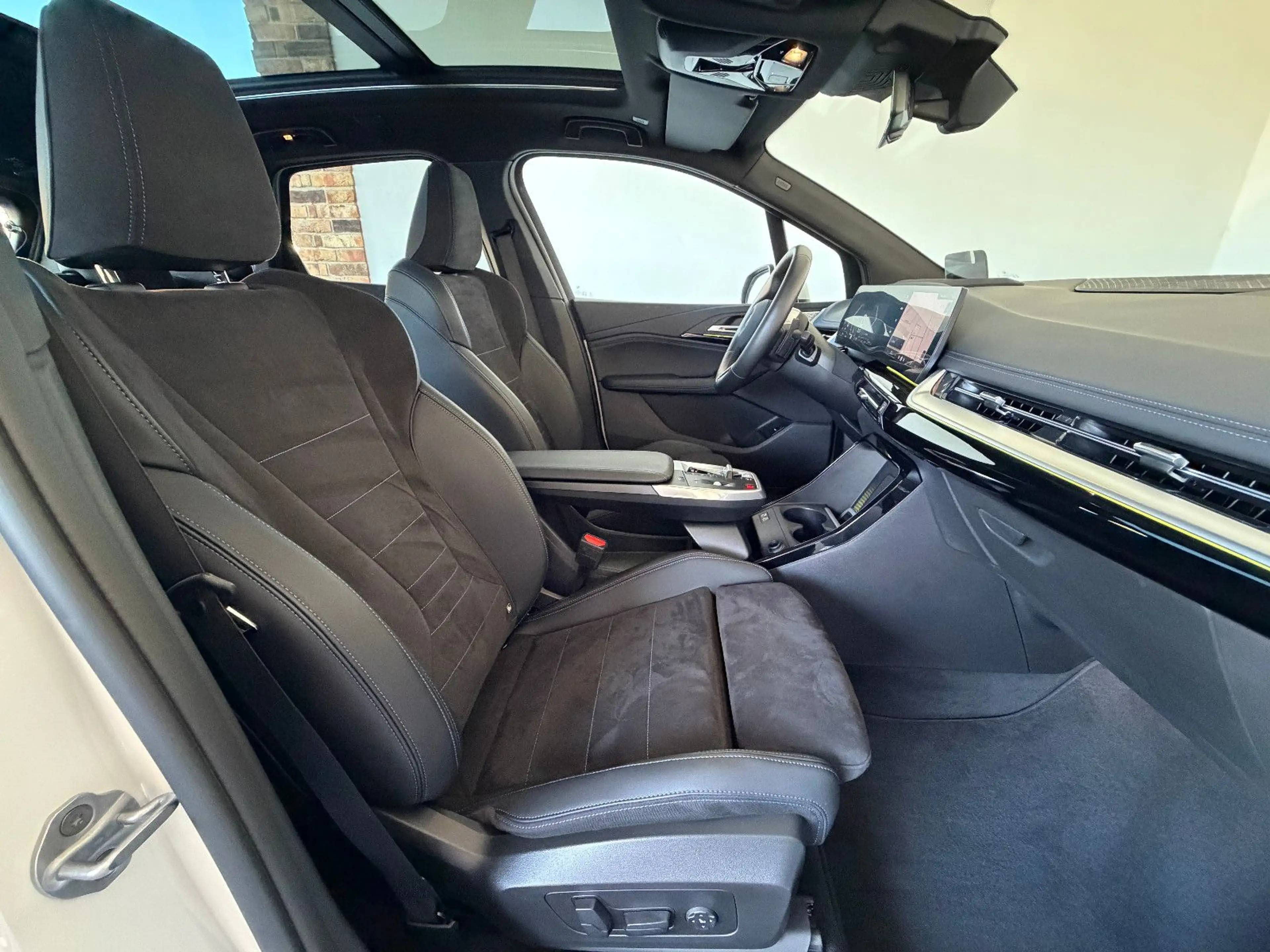 BMW 220 220d ATourer M Sport Pano AHK HUD H/K Massage — photo 12