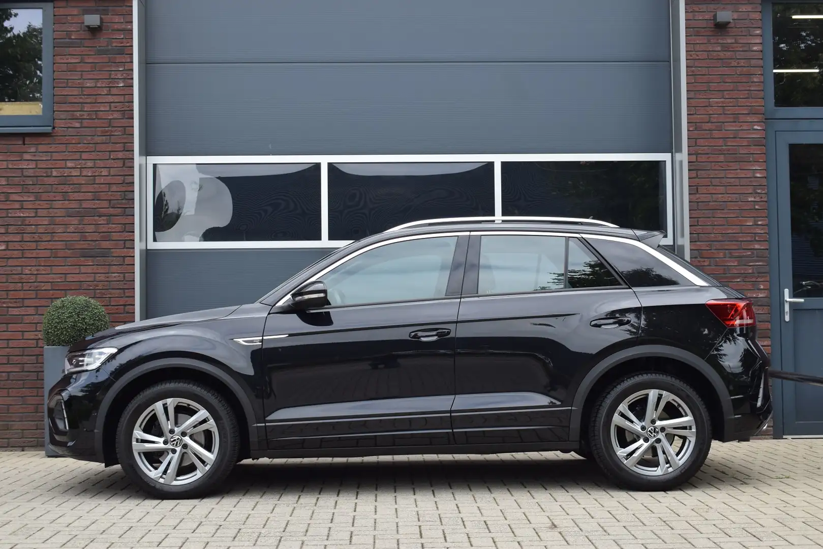 Volkswagen T-Roc 1.5 TSI 150pk DSG R-Line | Panoramadak | Trekhaak Zwart - 2