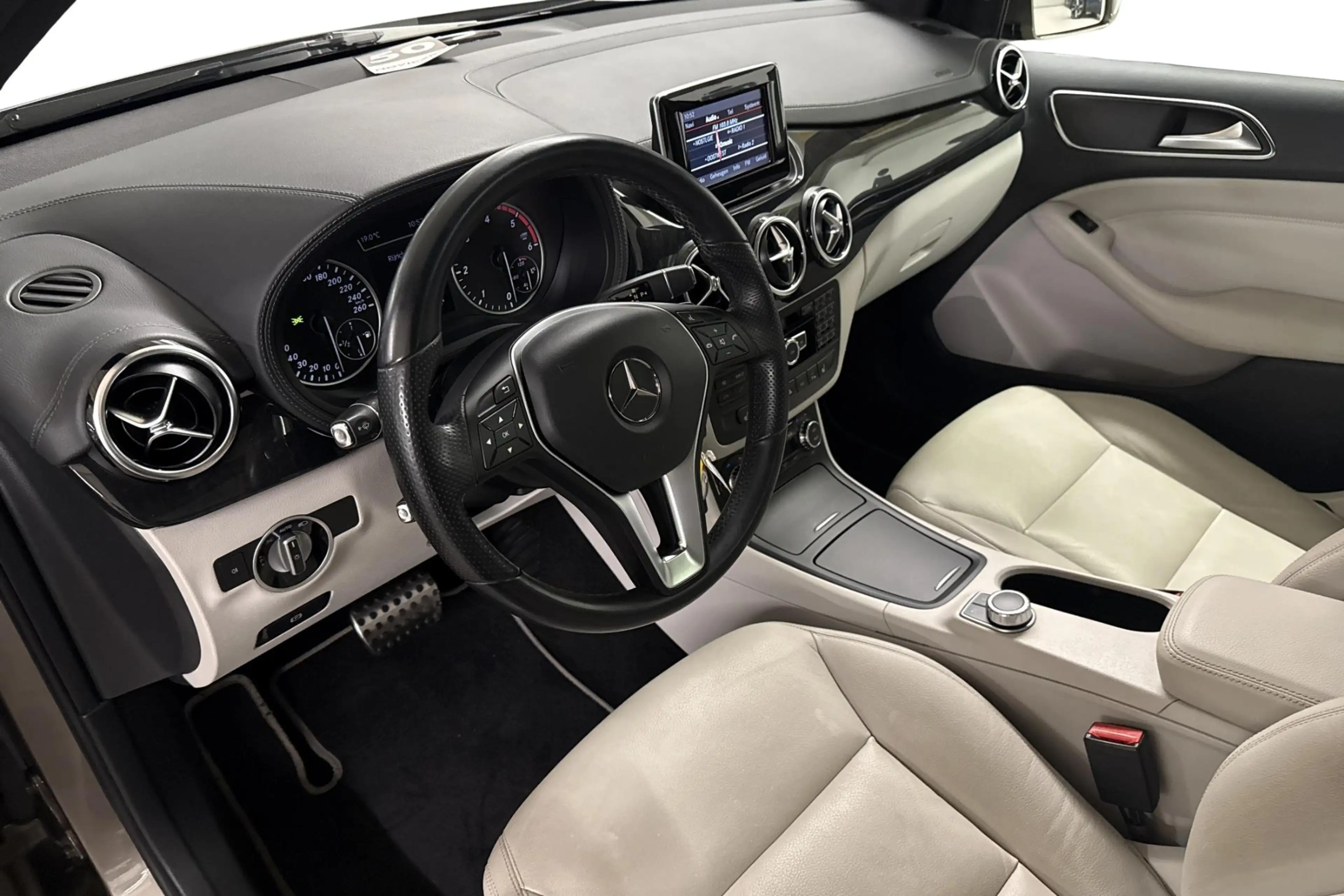 Mercedes-Benz B 180 CDI — photo 11