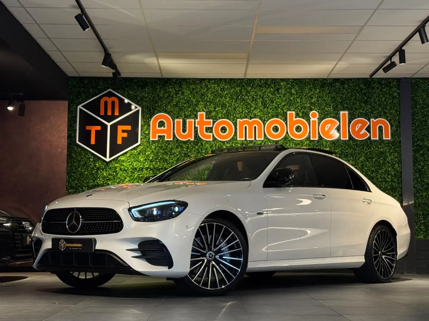 Mercedes-Benz E 300 e Business AMG |320PK|PANO|PROPVOL|MULTIBEAM|BURME Wit - 1