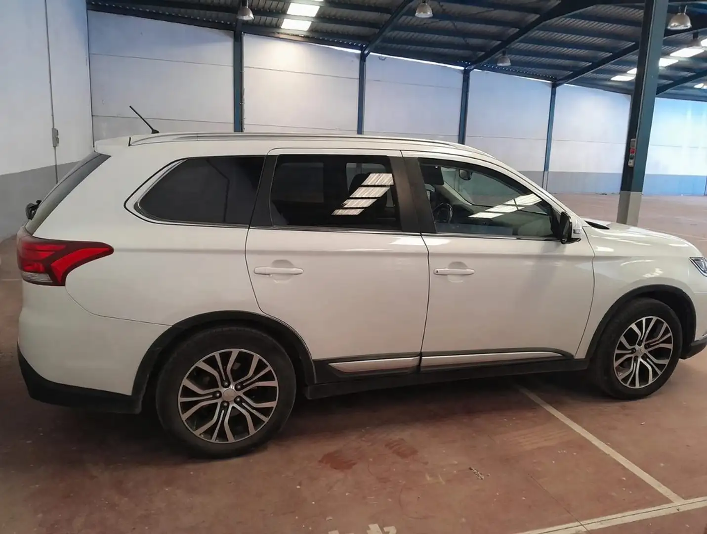 Mitsubishi Outlander 220DI-D Motion 2WD 7pl. Blanco - 2
