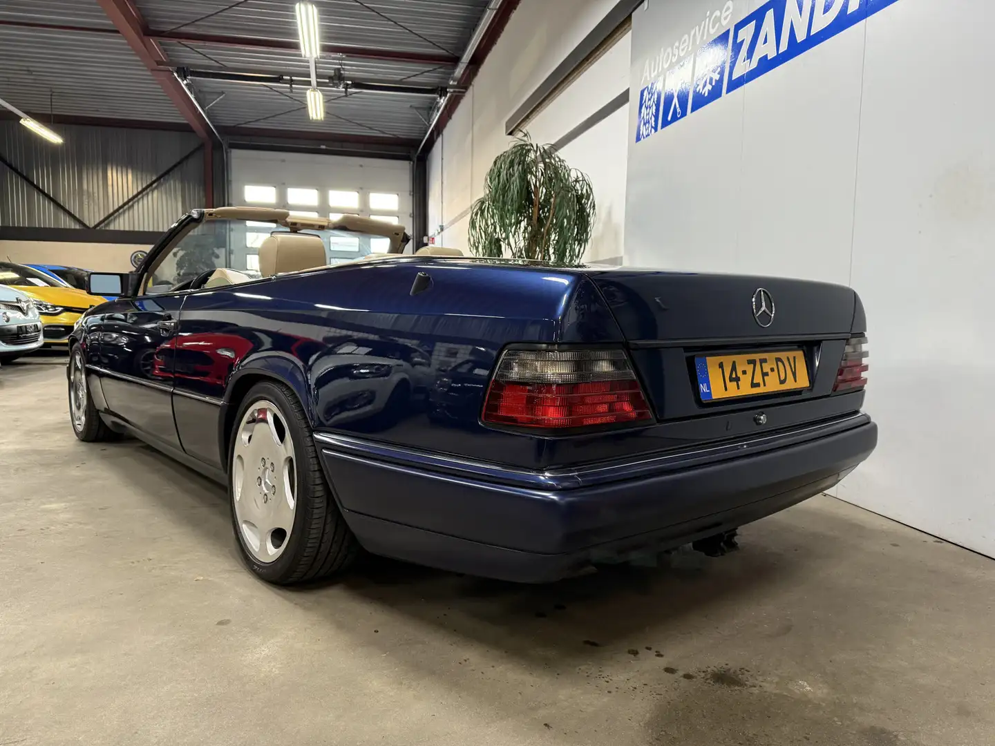 Mercedes-Benz E 220 Cabrio Синий - 2