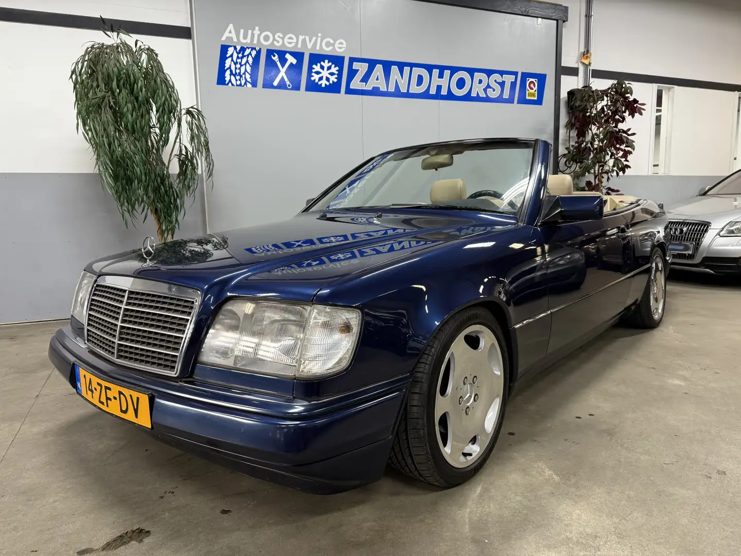 Mercedes-Benz E 220 Cabrio Синий - 1