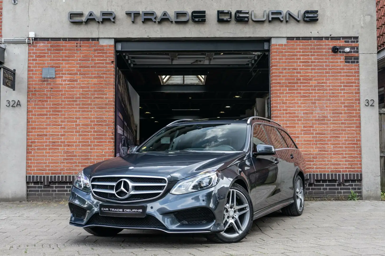 Mercedes-Benz E 200 Estate AMG Pano / Led / PDC Grau - 1
