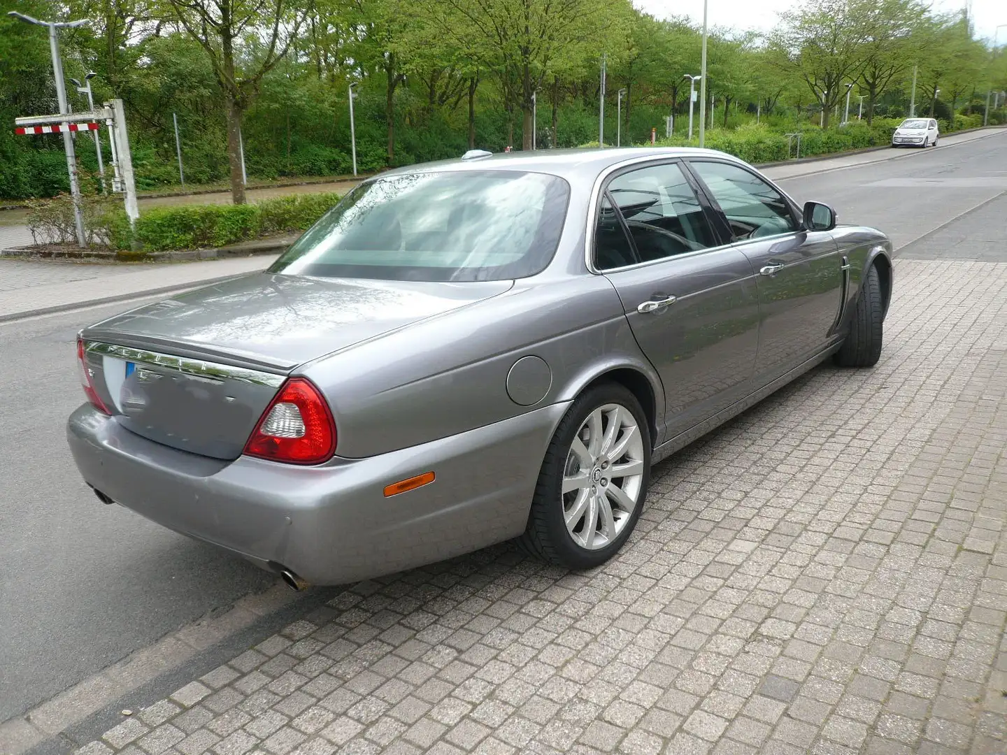 Jaguar XJ Silber - 2