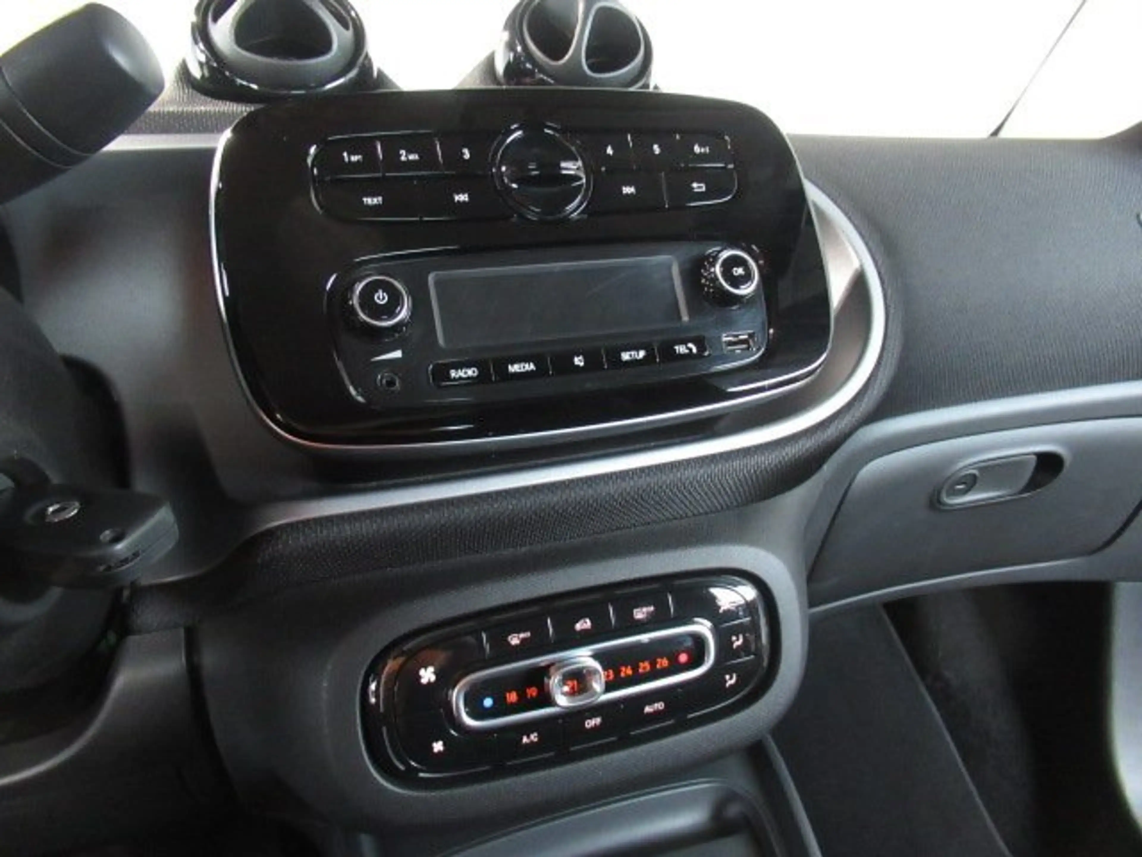 smart forTwo CABRIO PASSION/90PS/KLIMA/LMR/EINPARKH. HI./GJR — photo 8