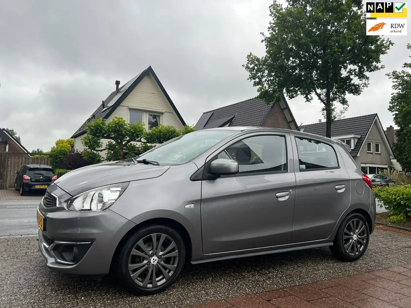 Mitsubishi Space Star 1.0 Exclusive cool 59.000 km NL-AUTO-NAP. Grau - 1