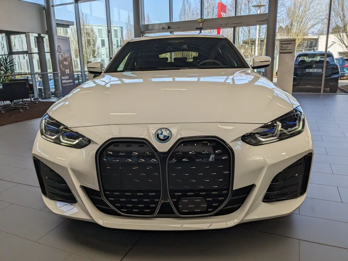 BMW i4 eDrive40 M-Sportp Laser AHK LivCoPro DriAssPro Alb - 2