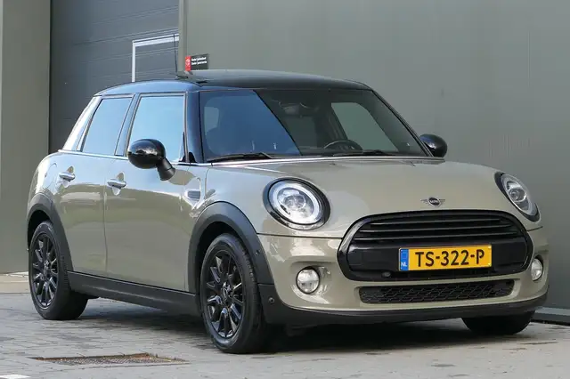 Mini Hatch view 14