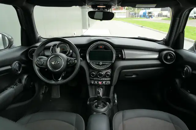 Mini Hatch view 8