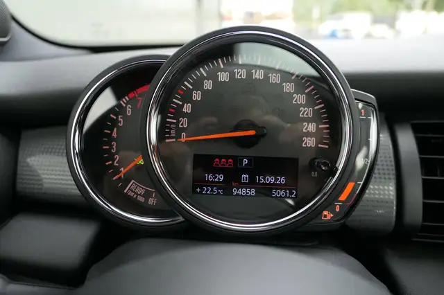 Mini Hatch view 5