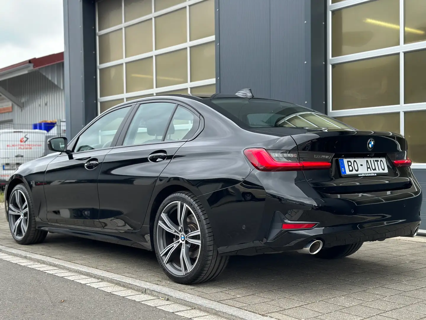 BMW 320 d xDrive LASER Leder Innovation StdHzg. Key DAB 19 Schwarz - 2
