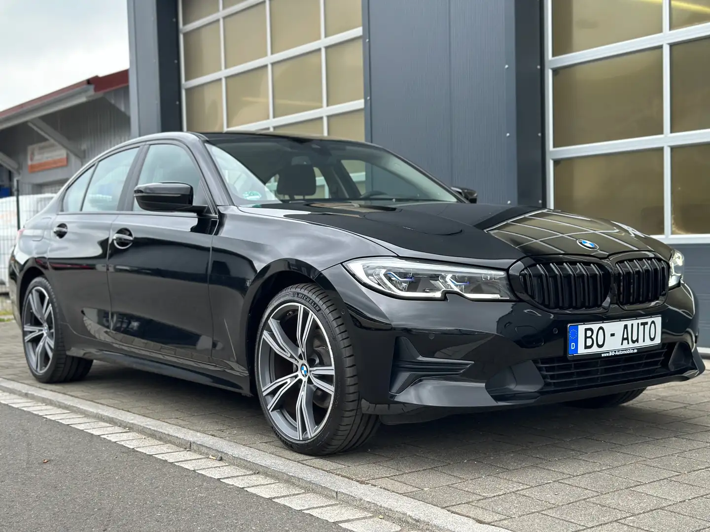 BMW 320 d xDrive LASER Leder Innovation StdHzg. Key DAB 19 Schwarz - 1