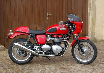 Café racer néo‑rétro, moteur bi‑cylindre en ligne.
