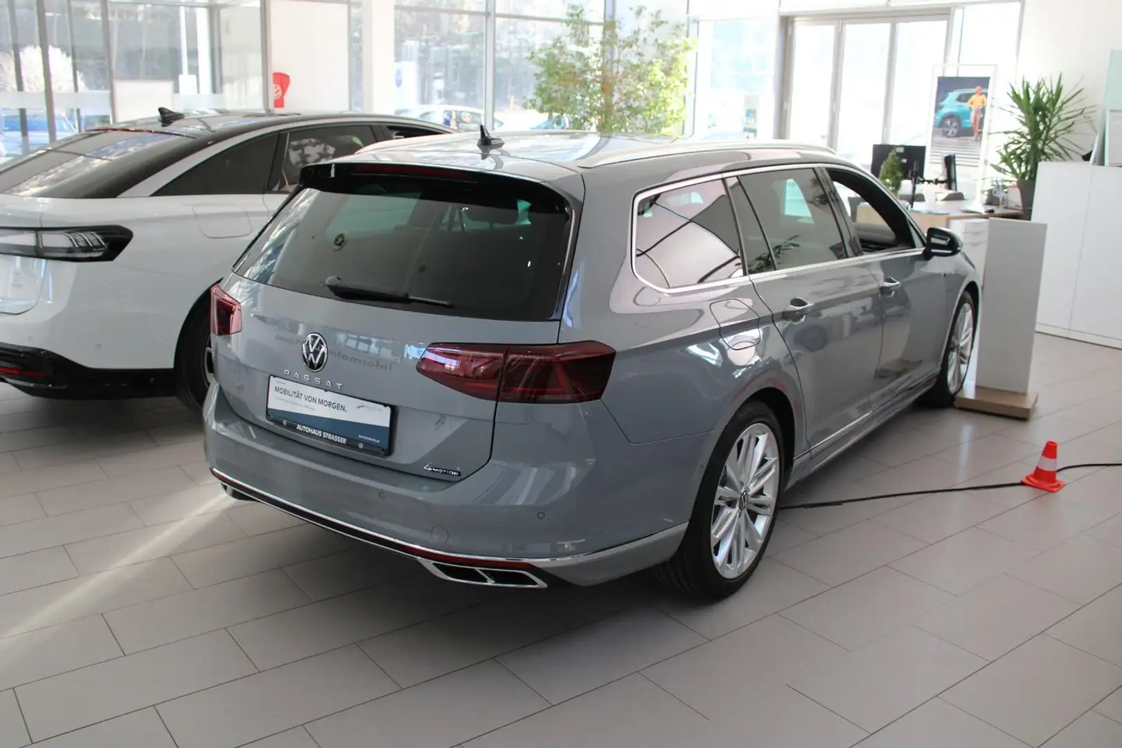 Volkswagen Passat Variant Business TDI 4MOTION DSG Grau - 2