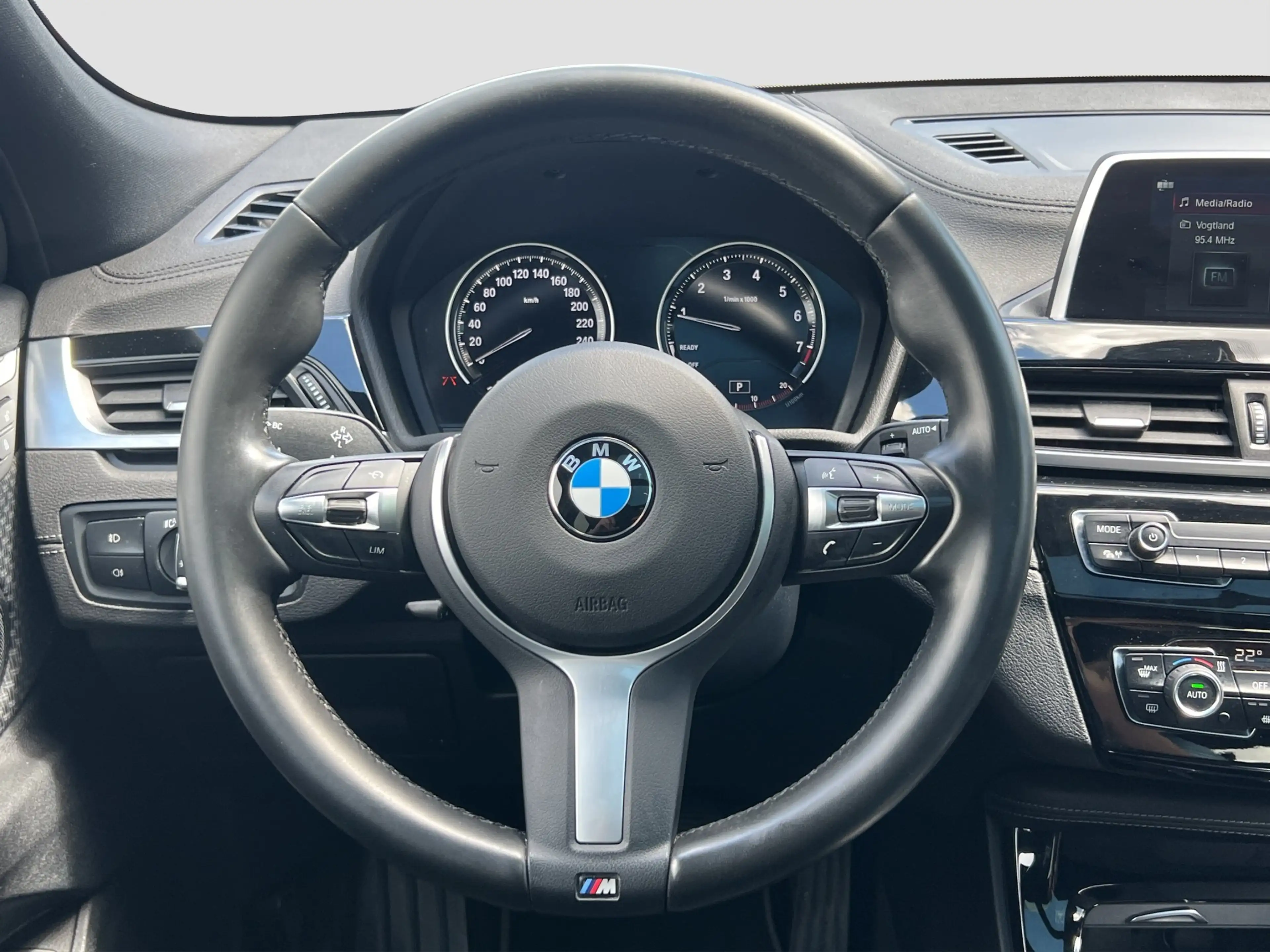 BMW X2 xDrive20i Advantage LED Pano DrvAss Navi RFK — photo 13