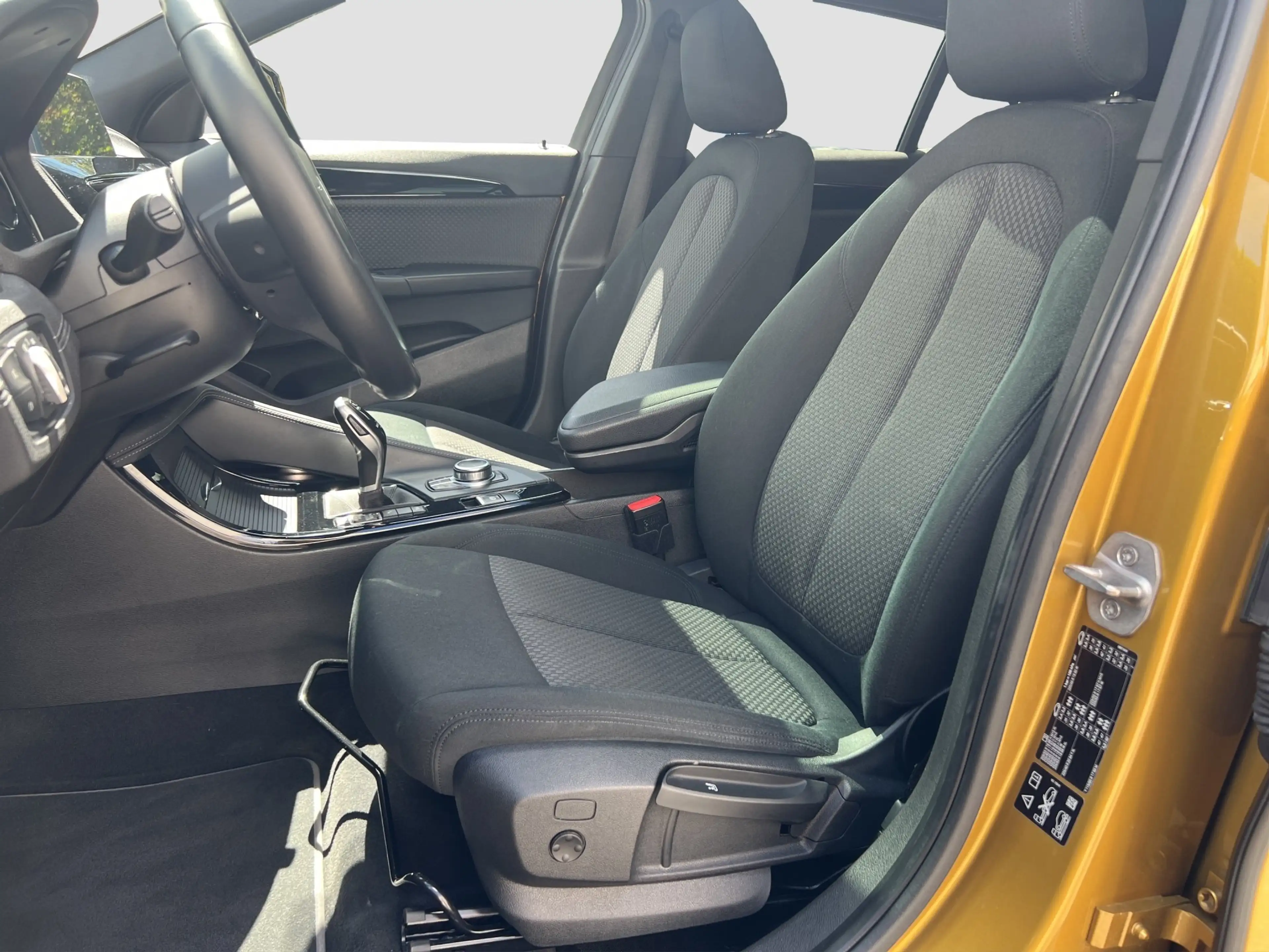BMW X2 xDrive20i Advantage LED Pano DrvAss Navi RFK — photo 11