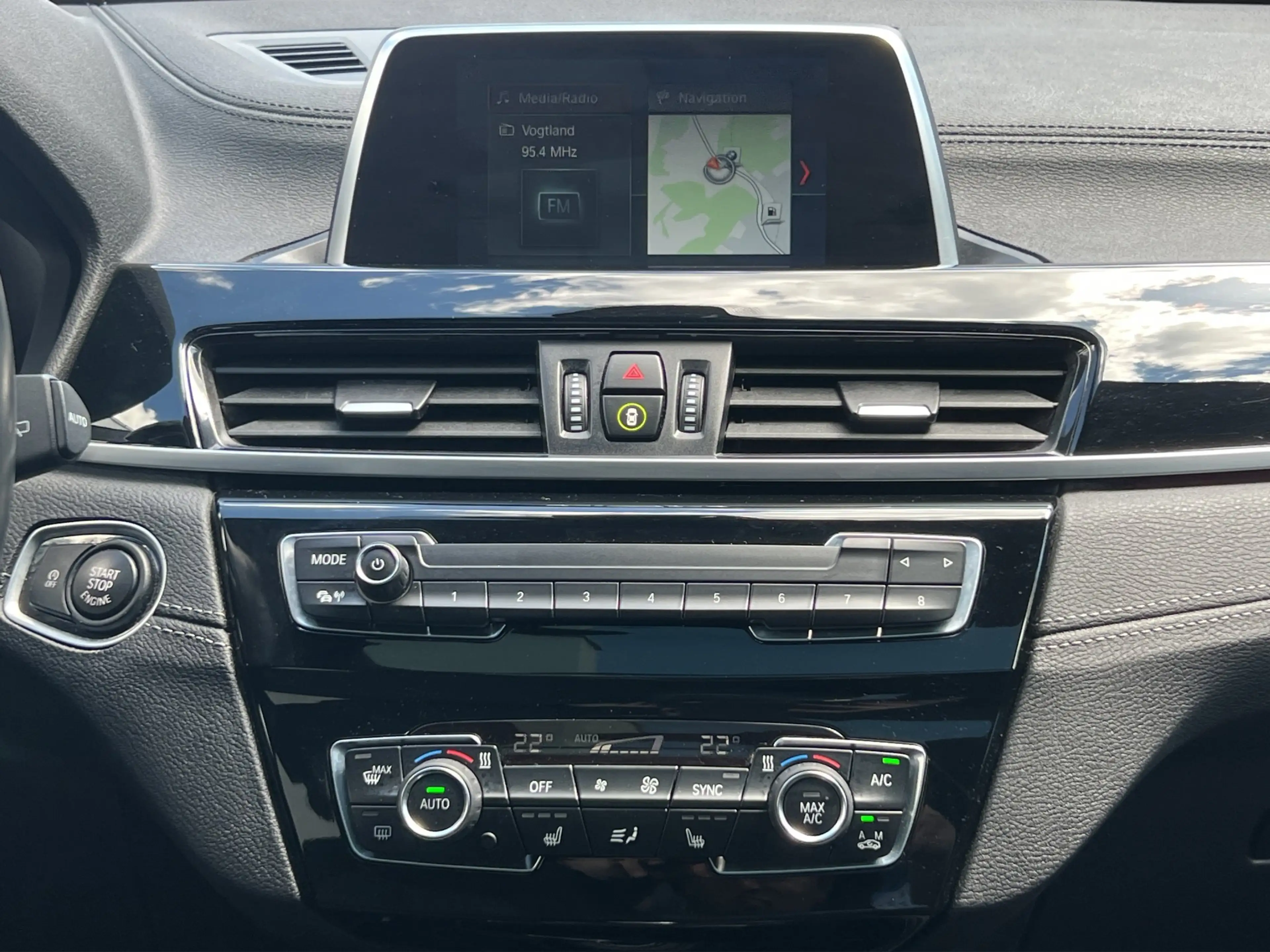 BMW X2 xDrive20i Advantage LED Pano DrvAss Navi RFK — photo 14