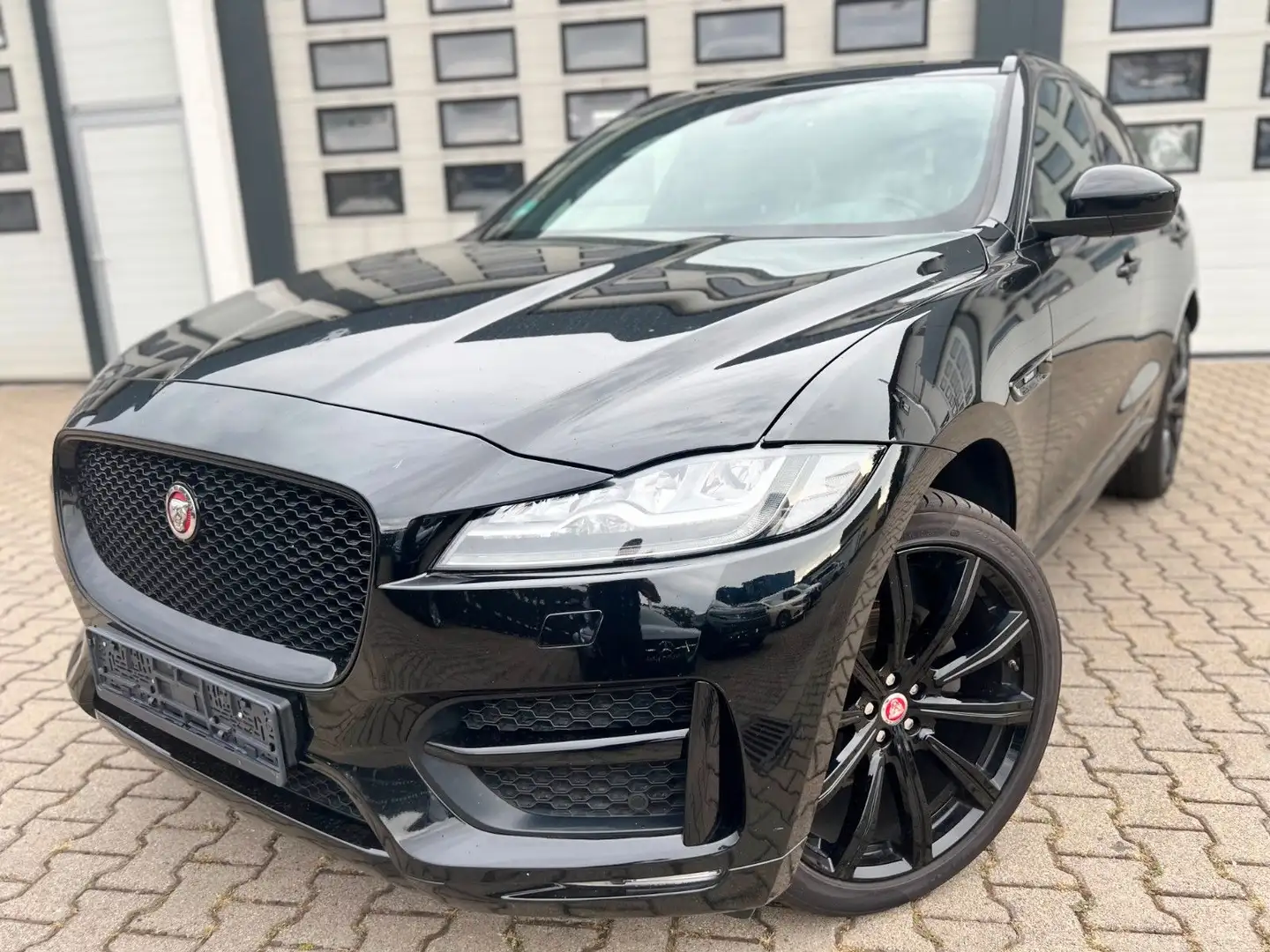 Jaguar F-Pace F-PACE R-Sport AWD Schwarz - 1
