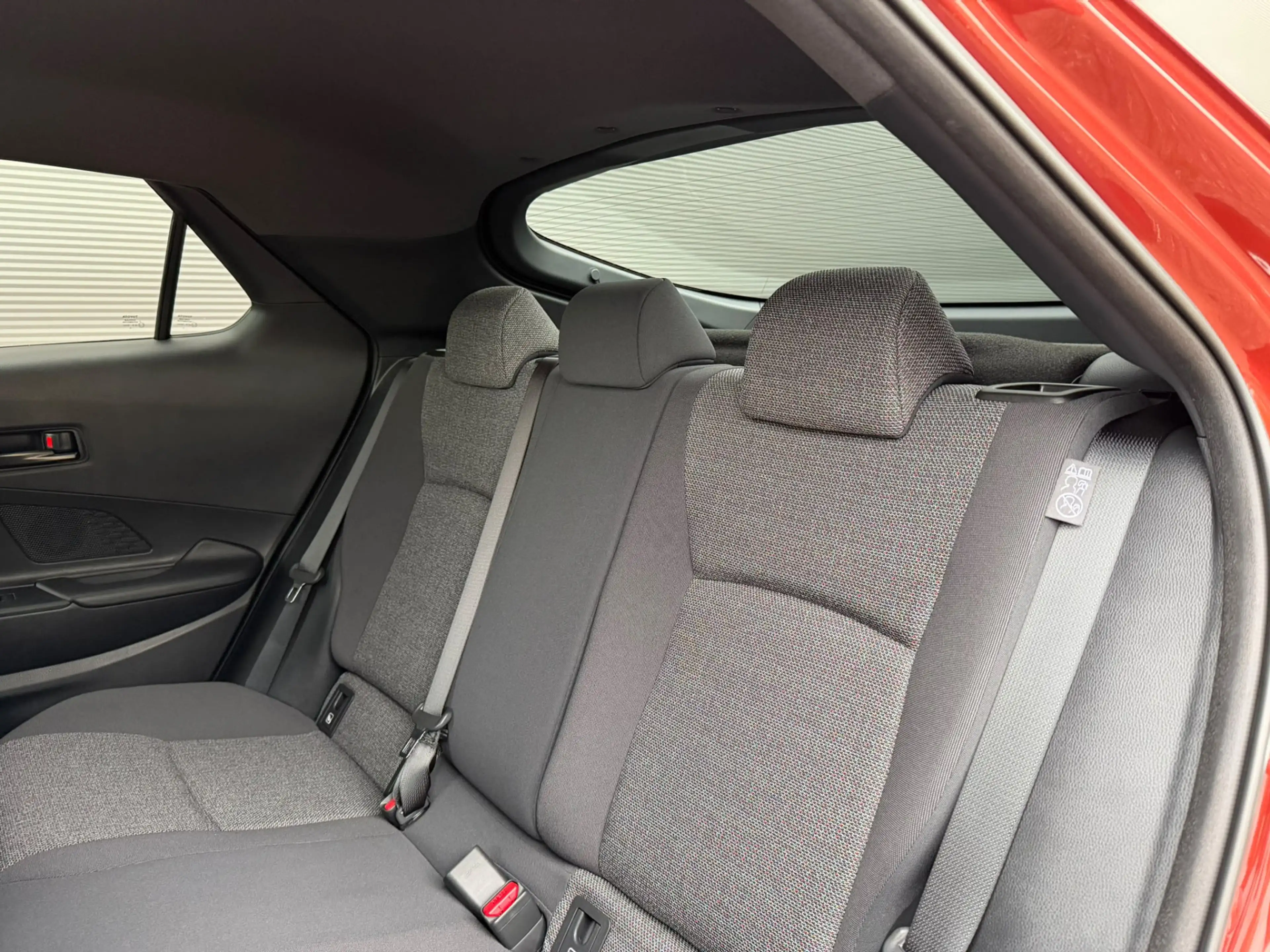 Toyota C-HR 2.0 Plug-in Hybrid 220 Dynamic — photo 11