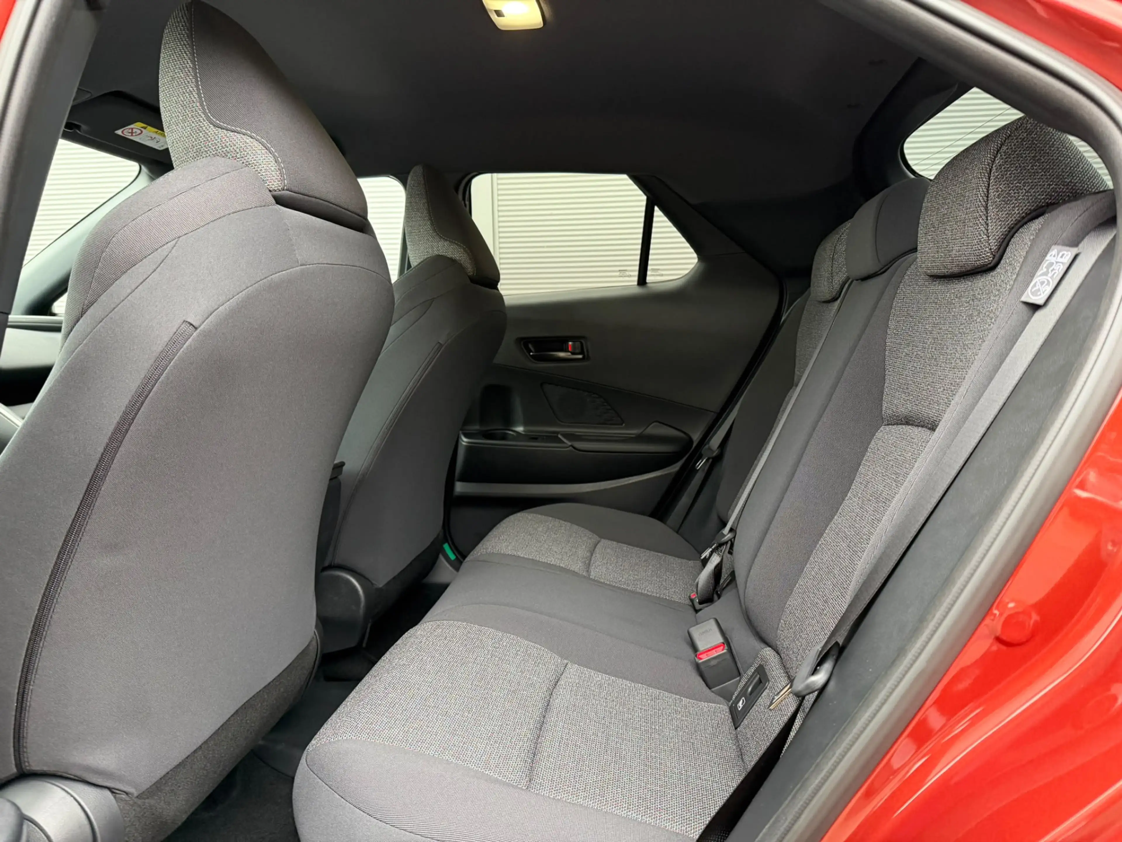 Toyota C-HR 2.0 Plug-in Hybrid 220 Dynamic — photo 10