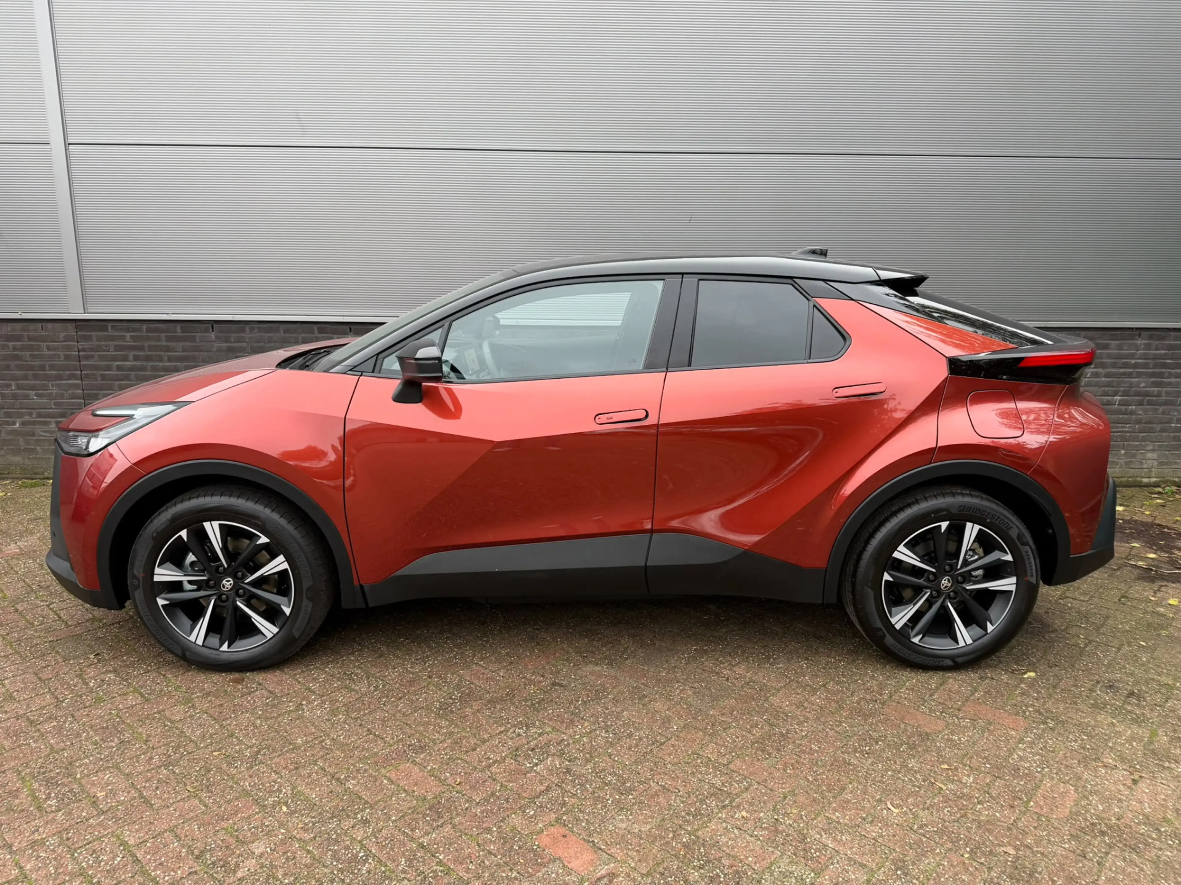 Toyota C-HR 2.0 Plug-in Hybrid 220 Dynamic — photo 2