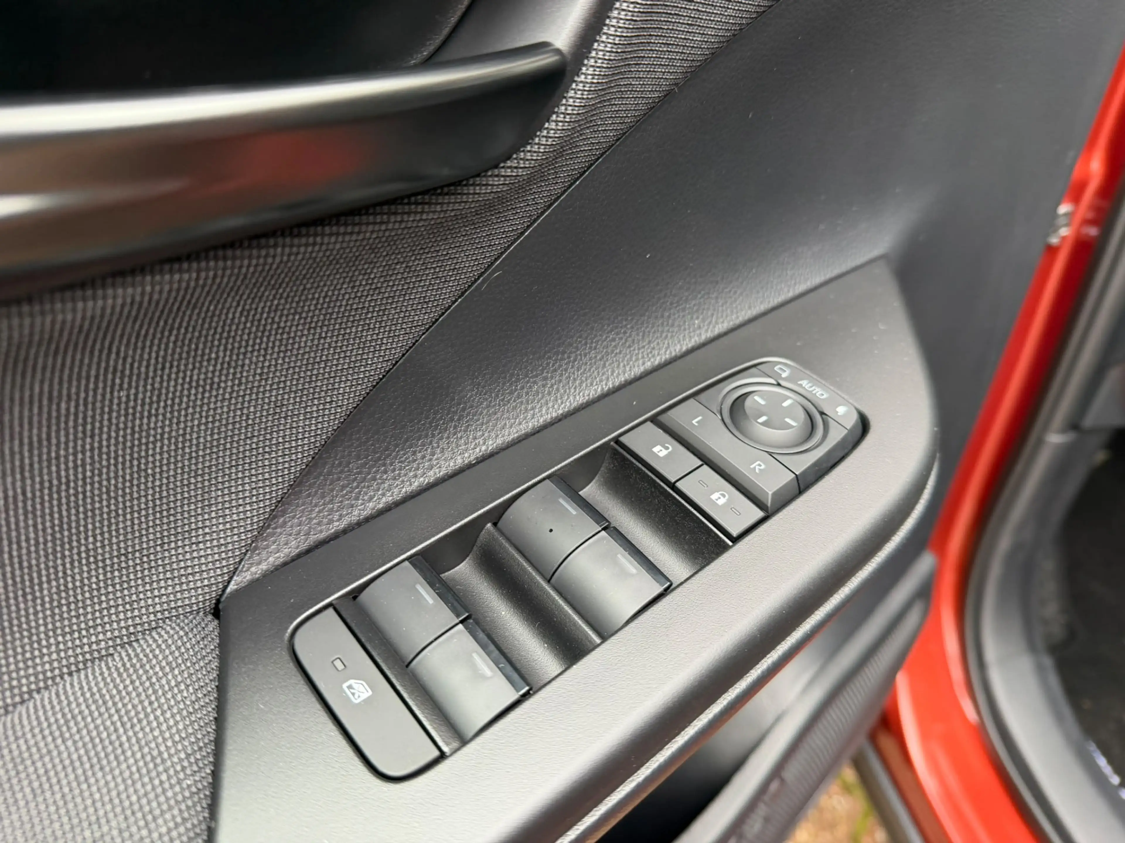 Toyota C-HR 2.0 Plug-in Hybrid 220 Dynamic — photo 9