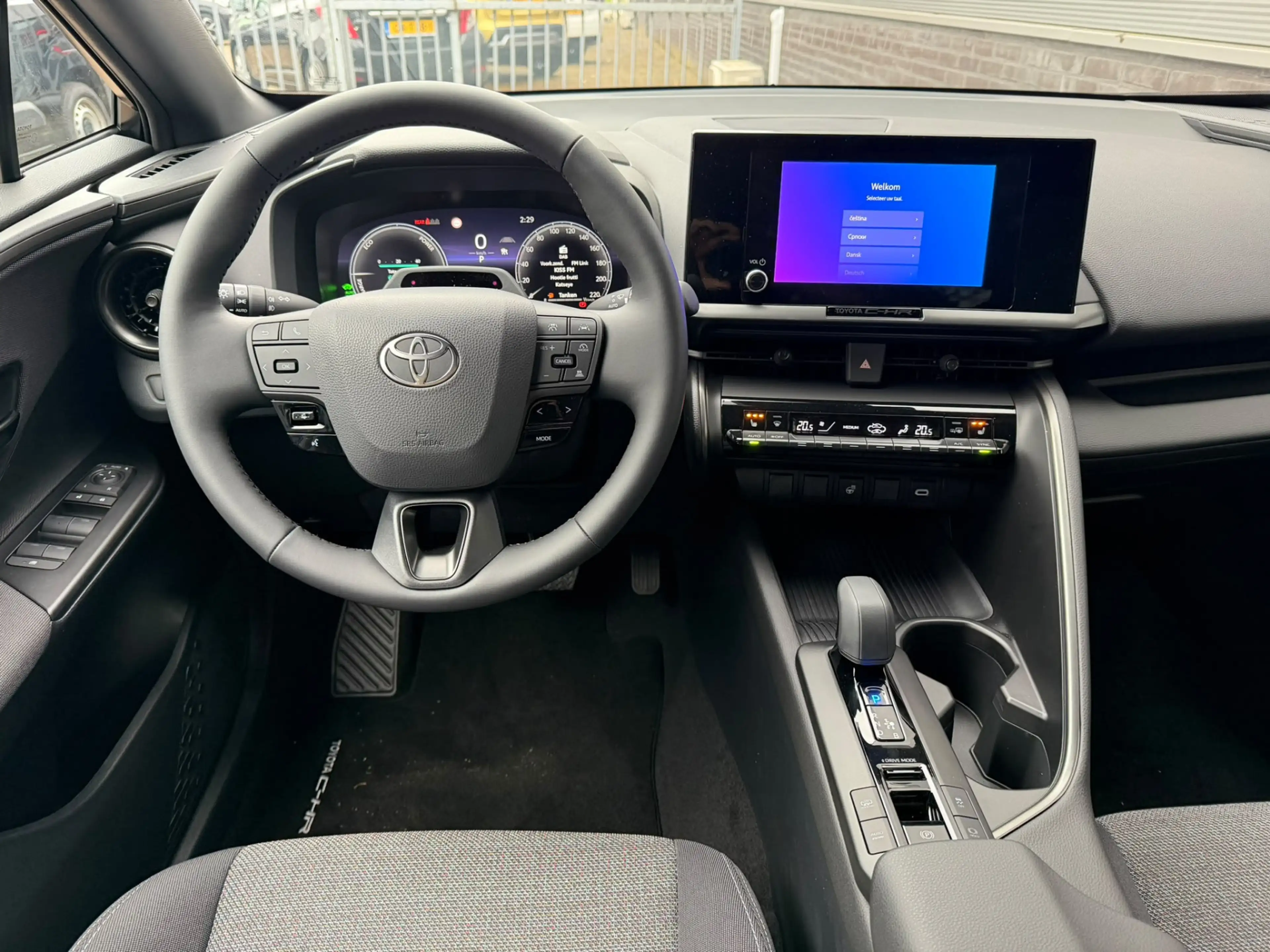 Toyota C-HR 2.0 Plug-in Hybrid 220 Dynamic — photo 4