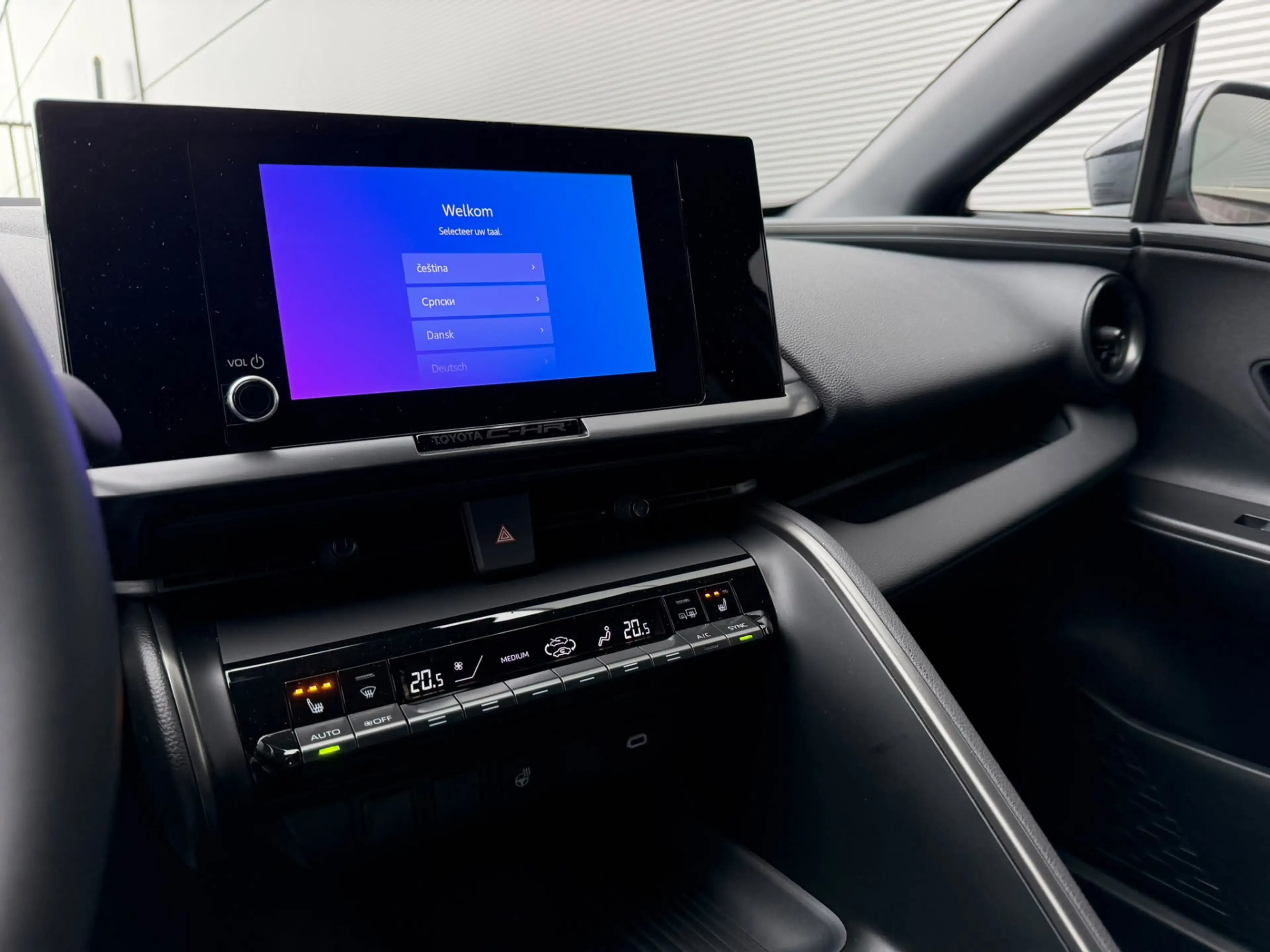 Toyota C-HR 2.0 Plug-in Hybrid 220 Dynamic — photo 6