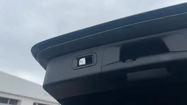 Mercedes-Benz E Class view 15